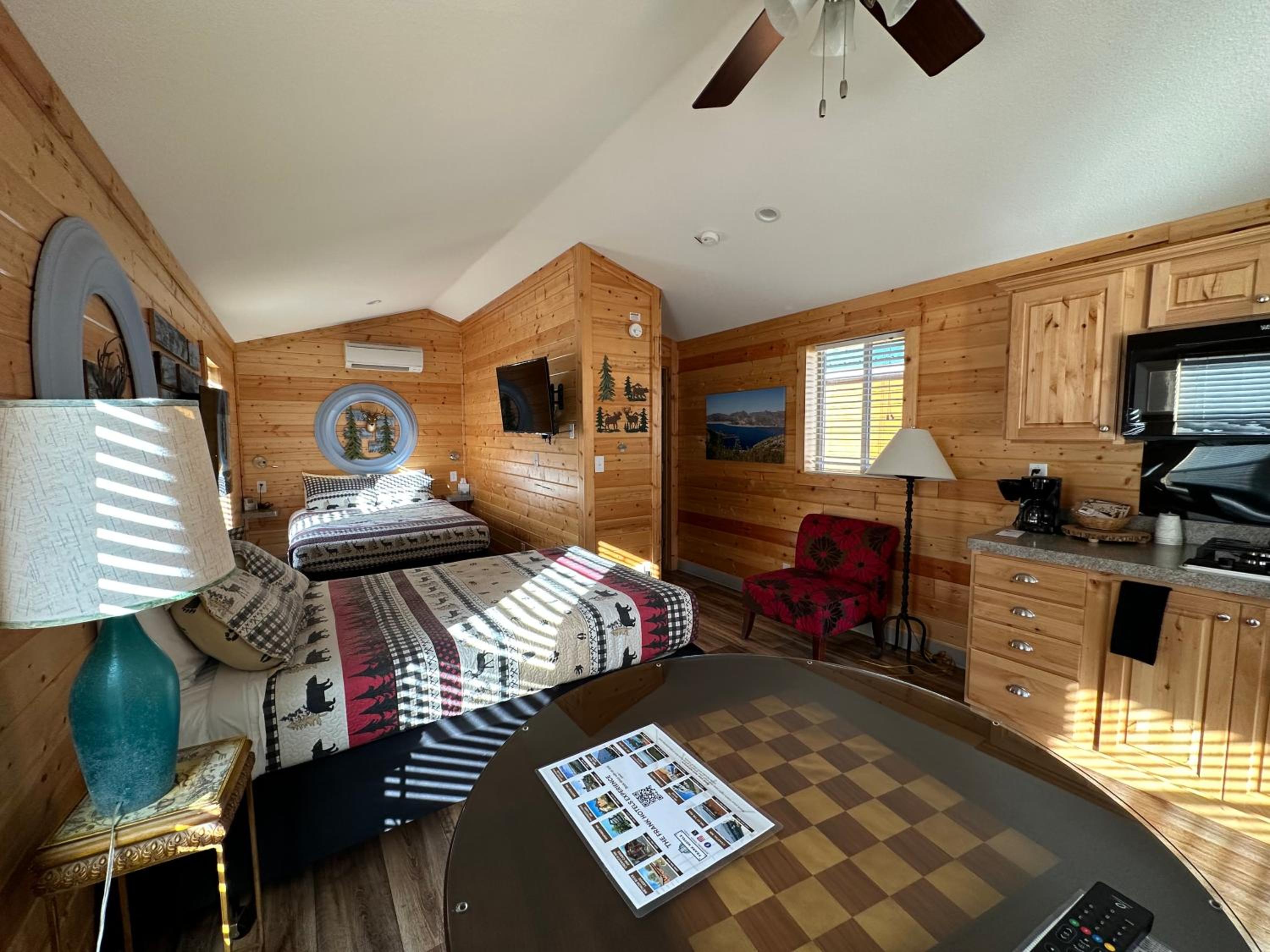 Deluxe Cabin with Jetted Tub photo 3