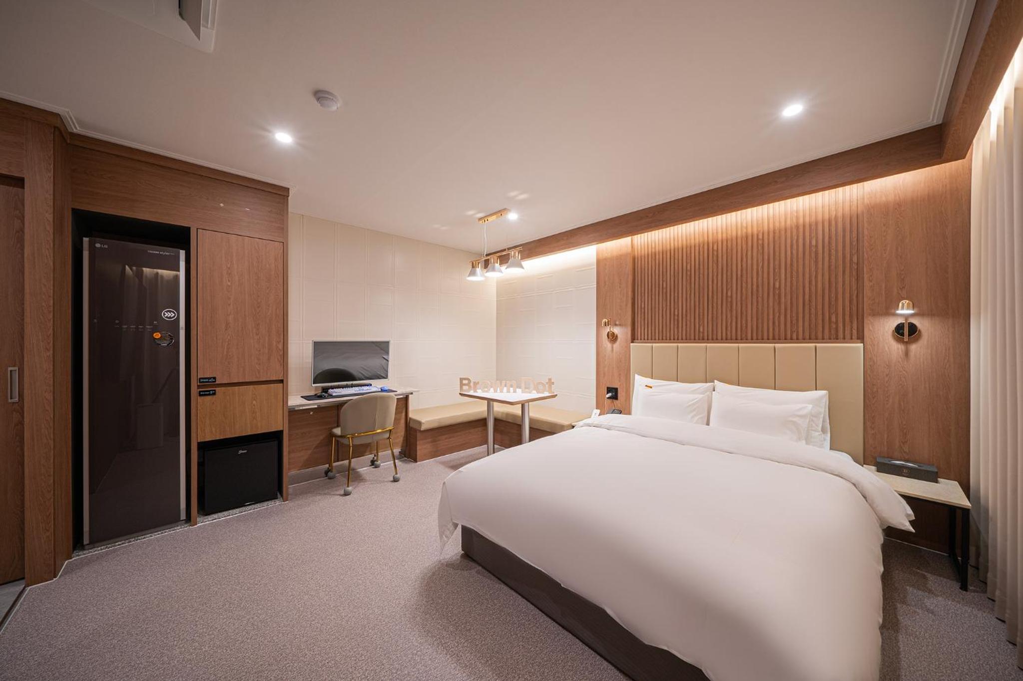 Standard King Room photo 1