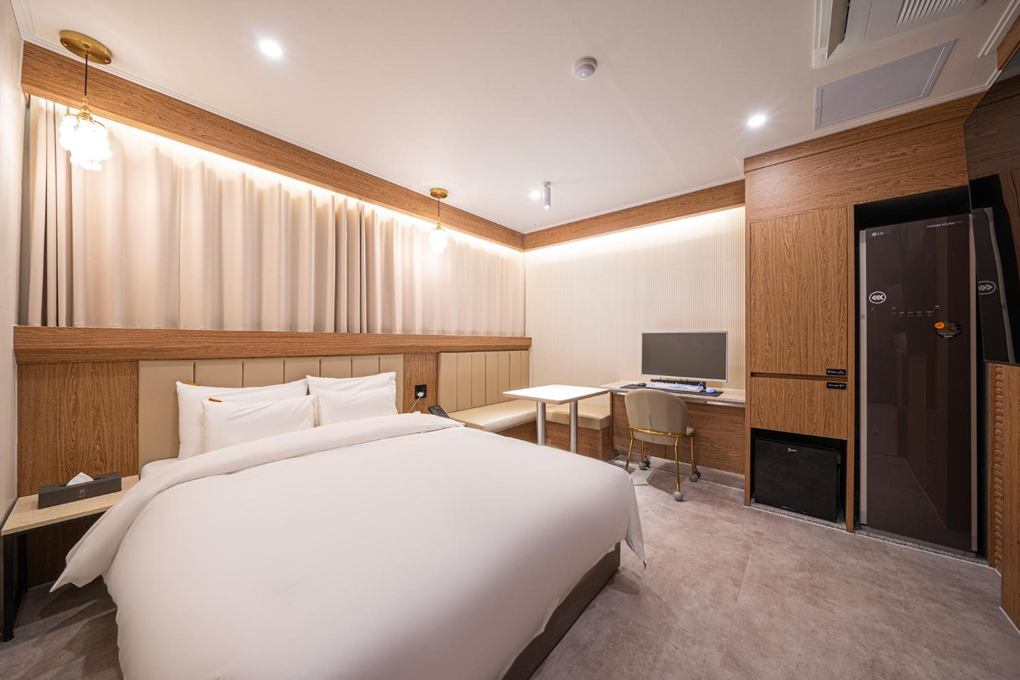 Deluxe King Room photo 1