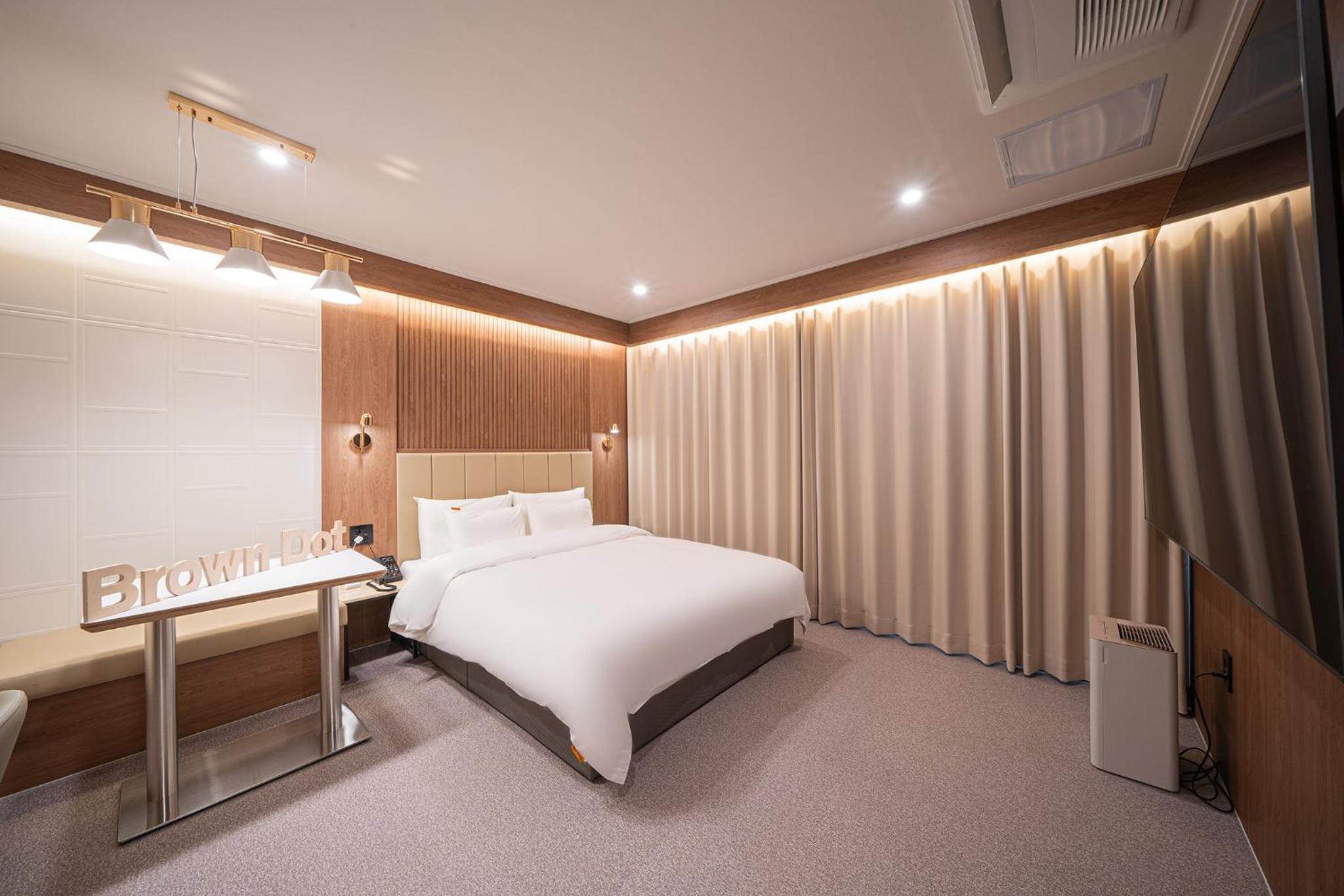 Standard King Room photo 2