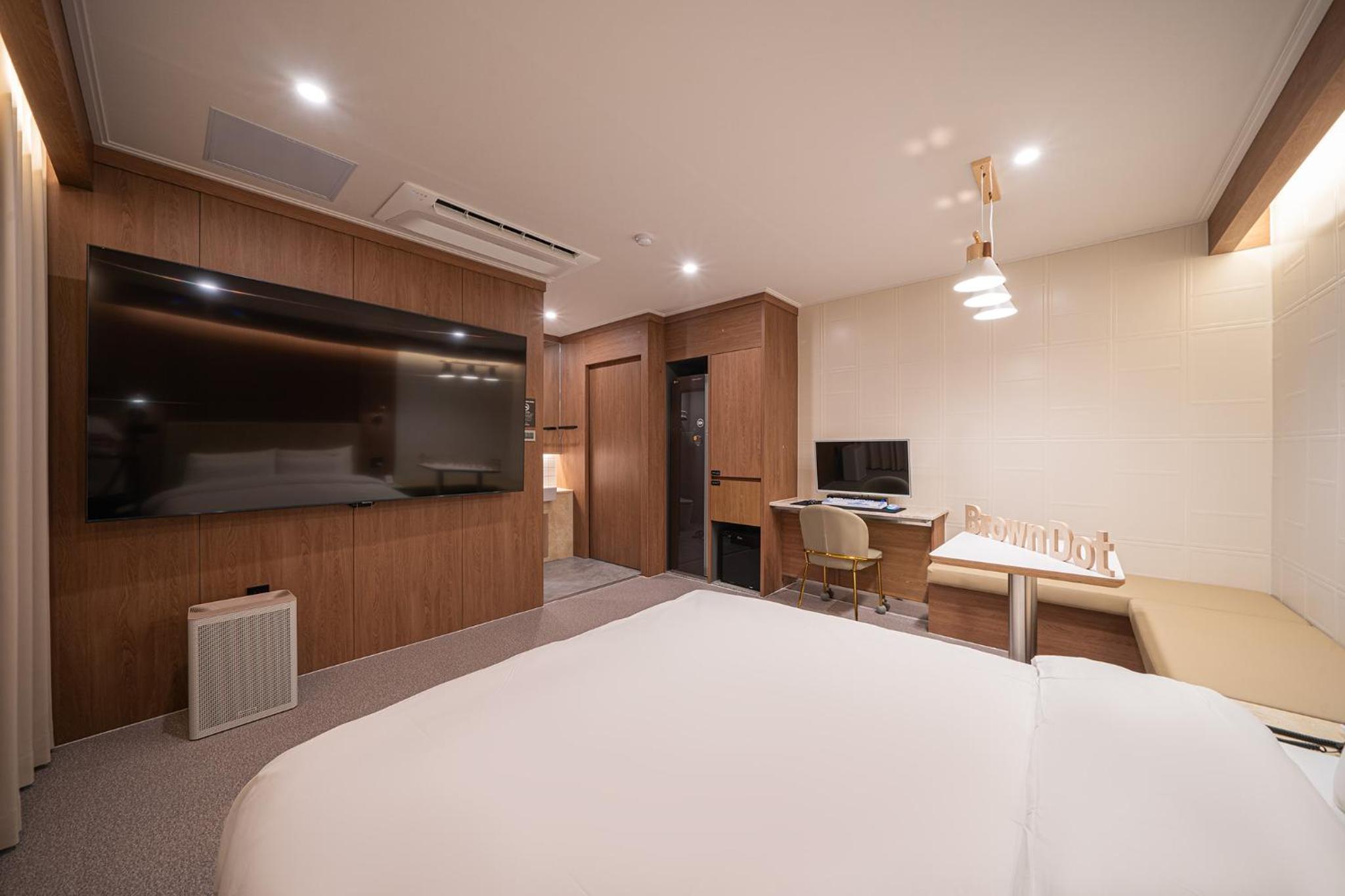 Standard King Room photo 3