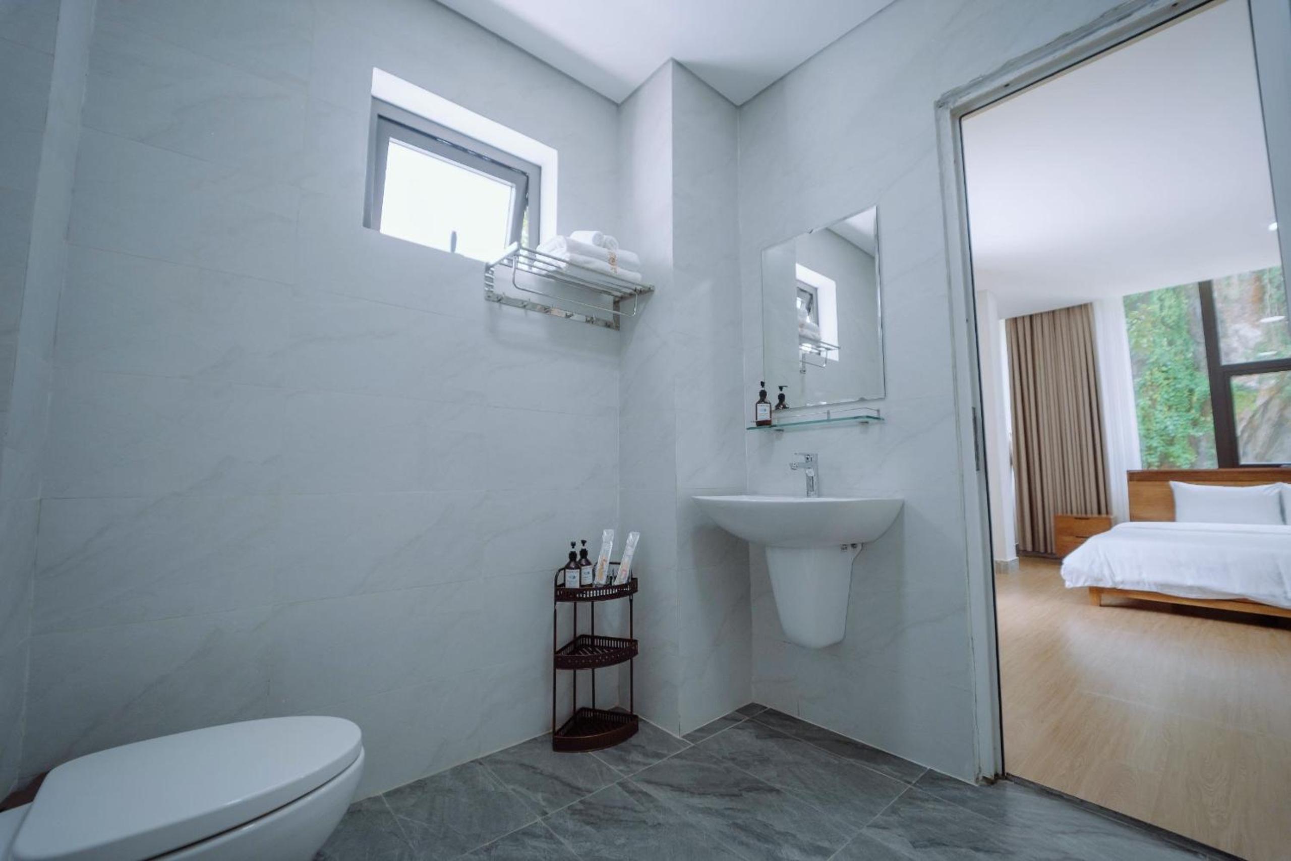 Deluxe King Room - Photo 3