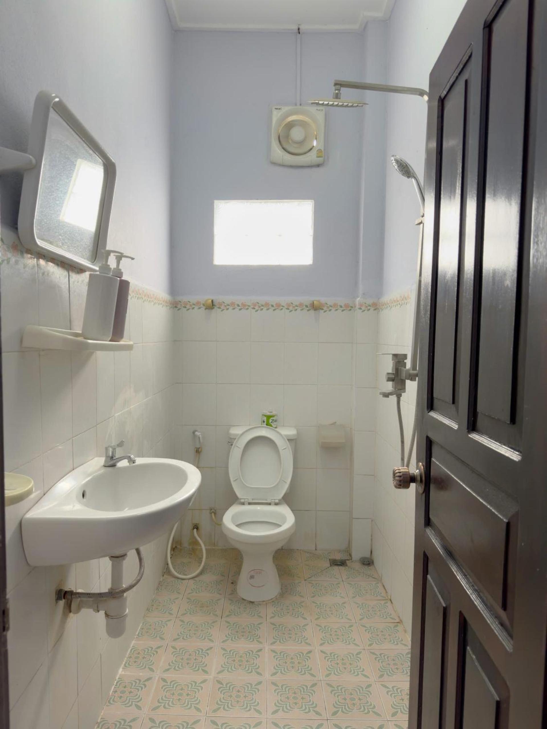 Twin Room with Private Bathroom - Photo 2