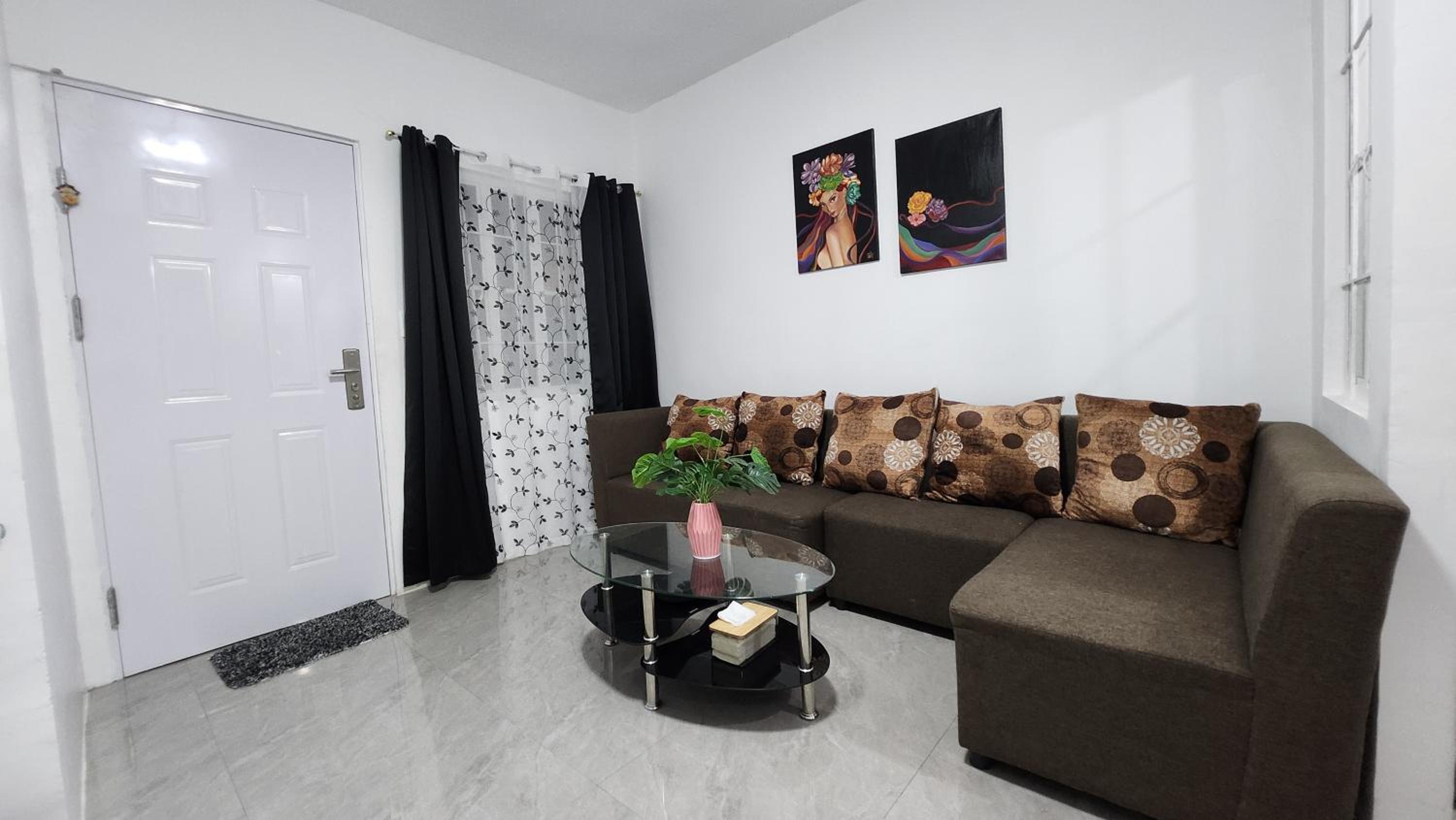 One-Bedroom Apartment photo 1
