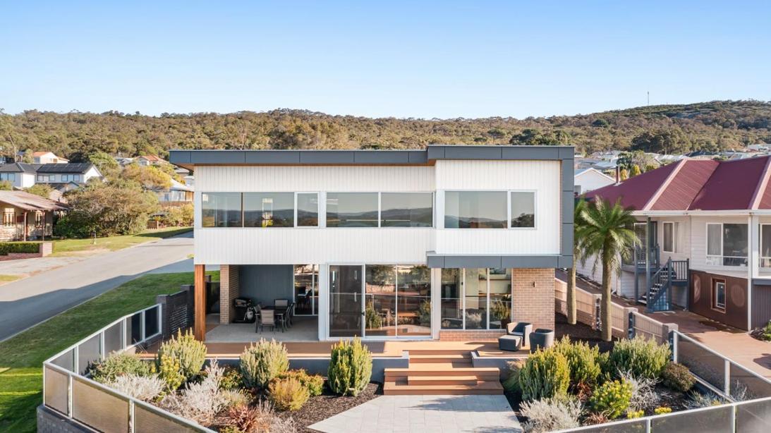 Three-Bedroom House photo 2