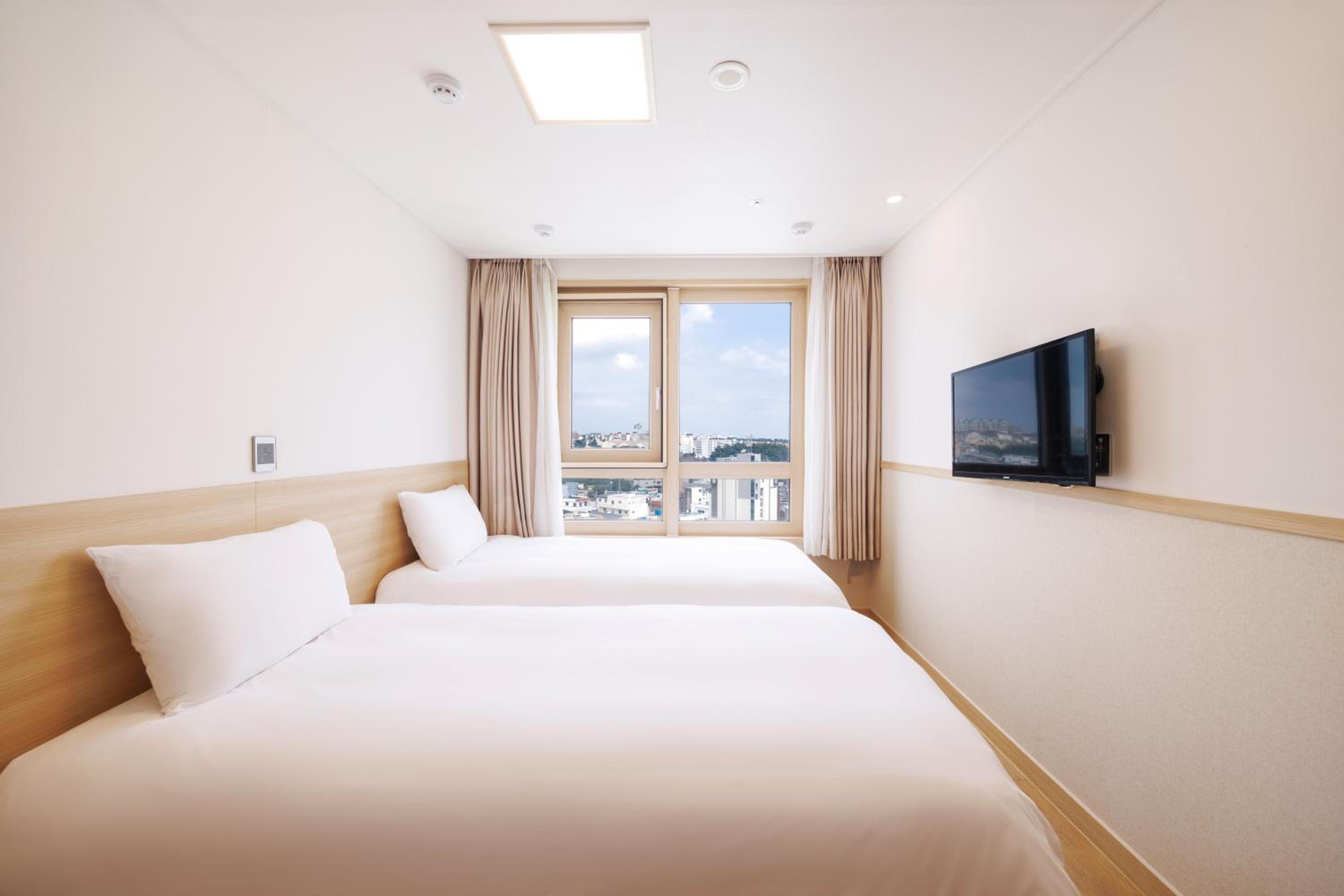 Standard Twin Room - City Ocean View photo 3