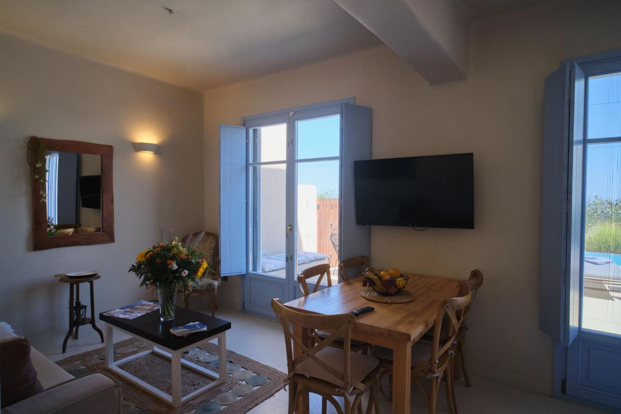 Luxury Three-Bedroom Villa with Jetted Pool, Sea & Sunset View