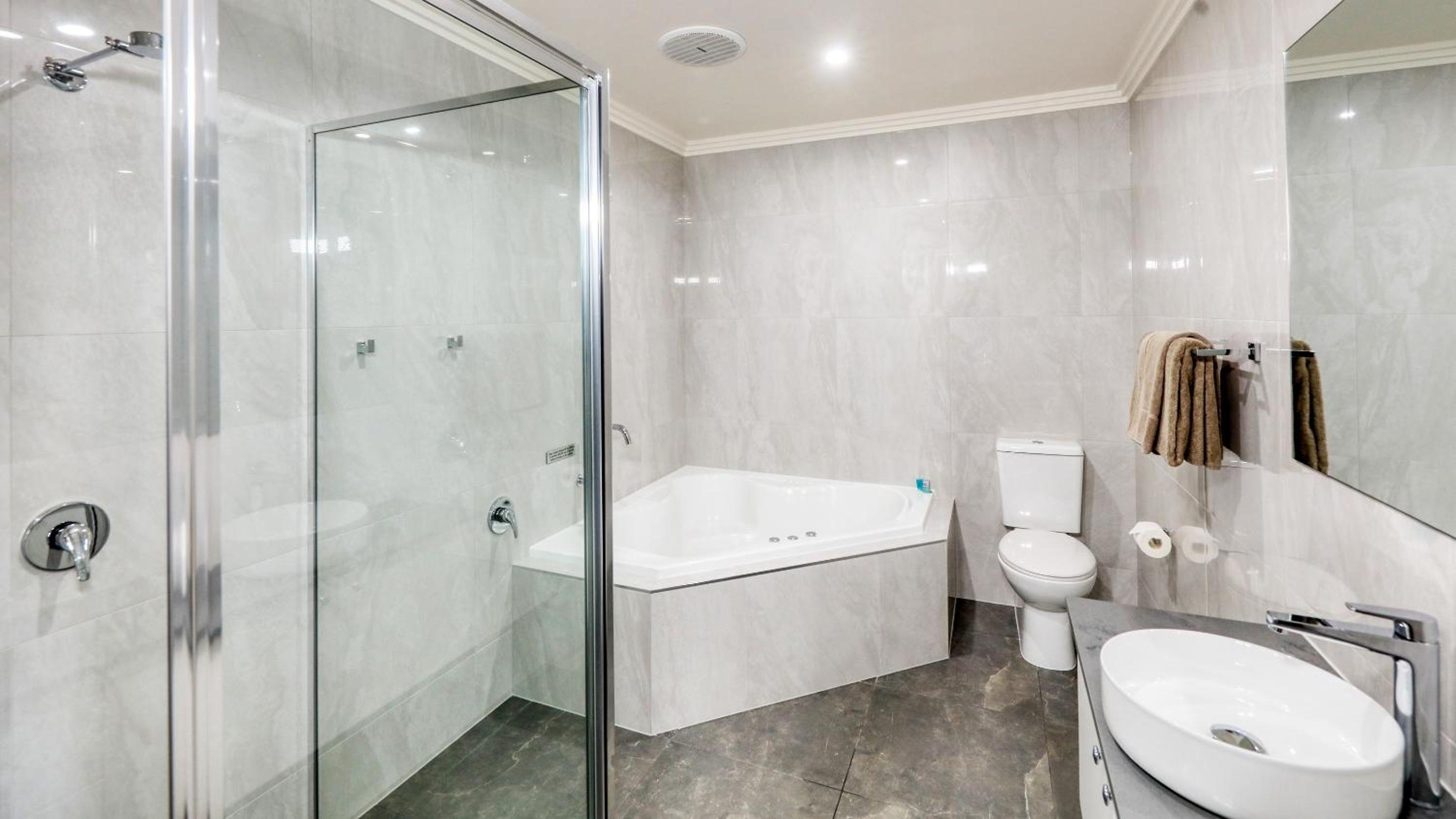 Deluxe Suite with Spa Bath photo 2