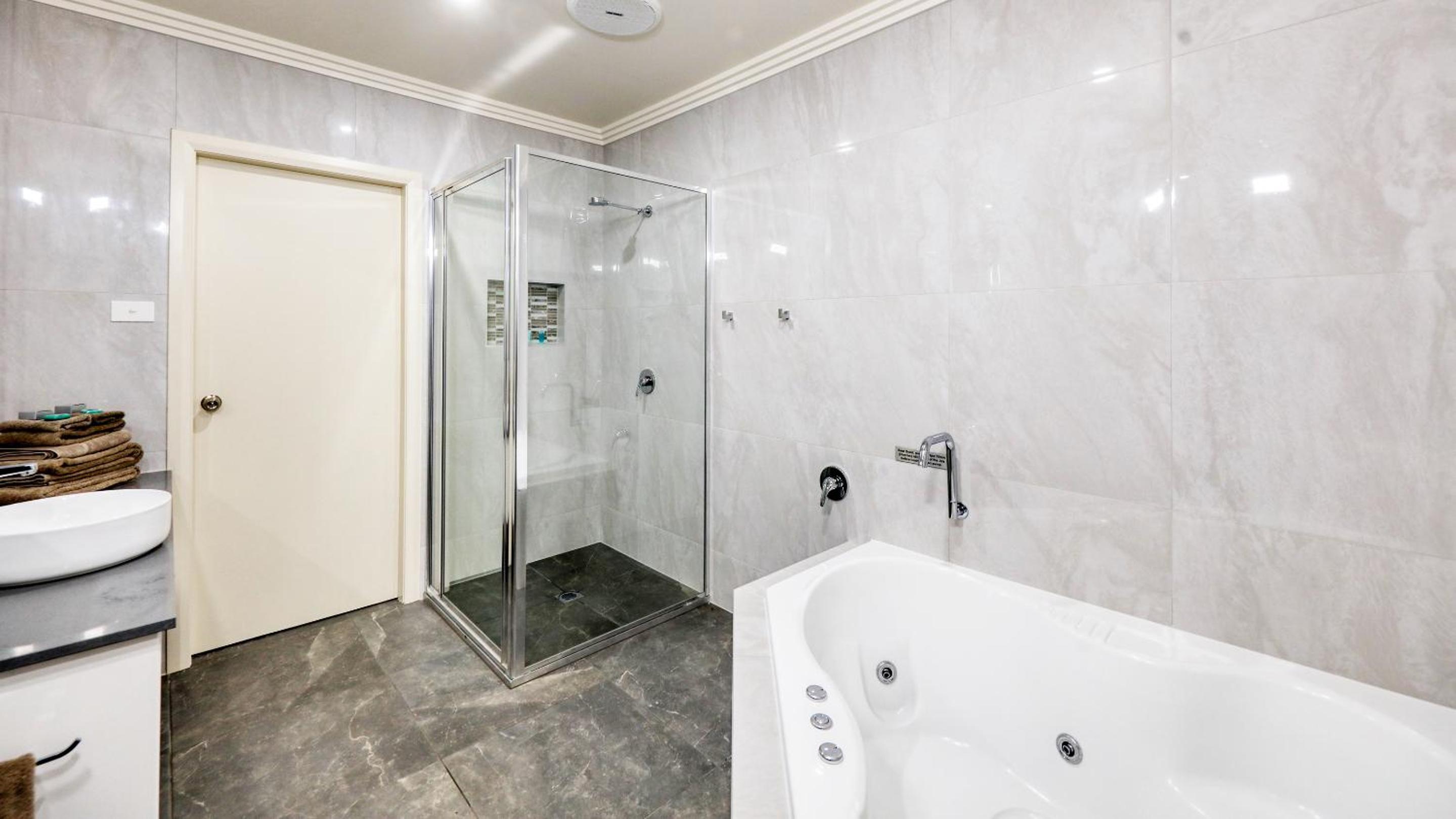 Deluxe Suite with Spa Bath photo 3