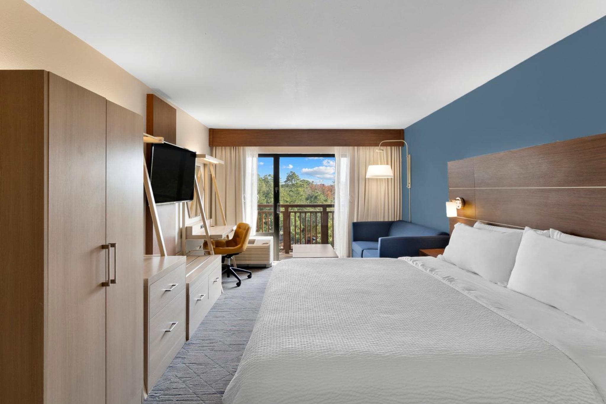Standard King Room with Walk-In Shower thumbnail 6
