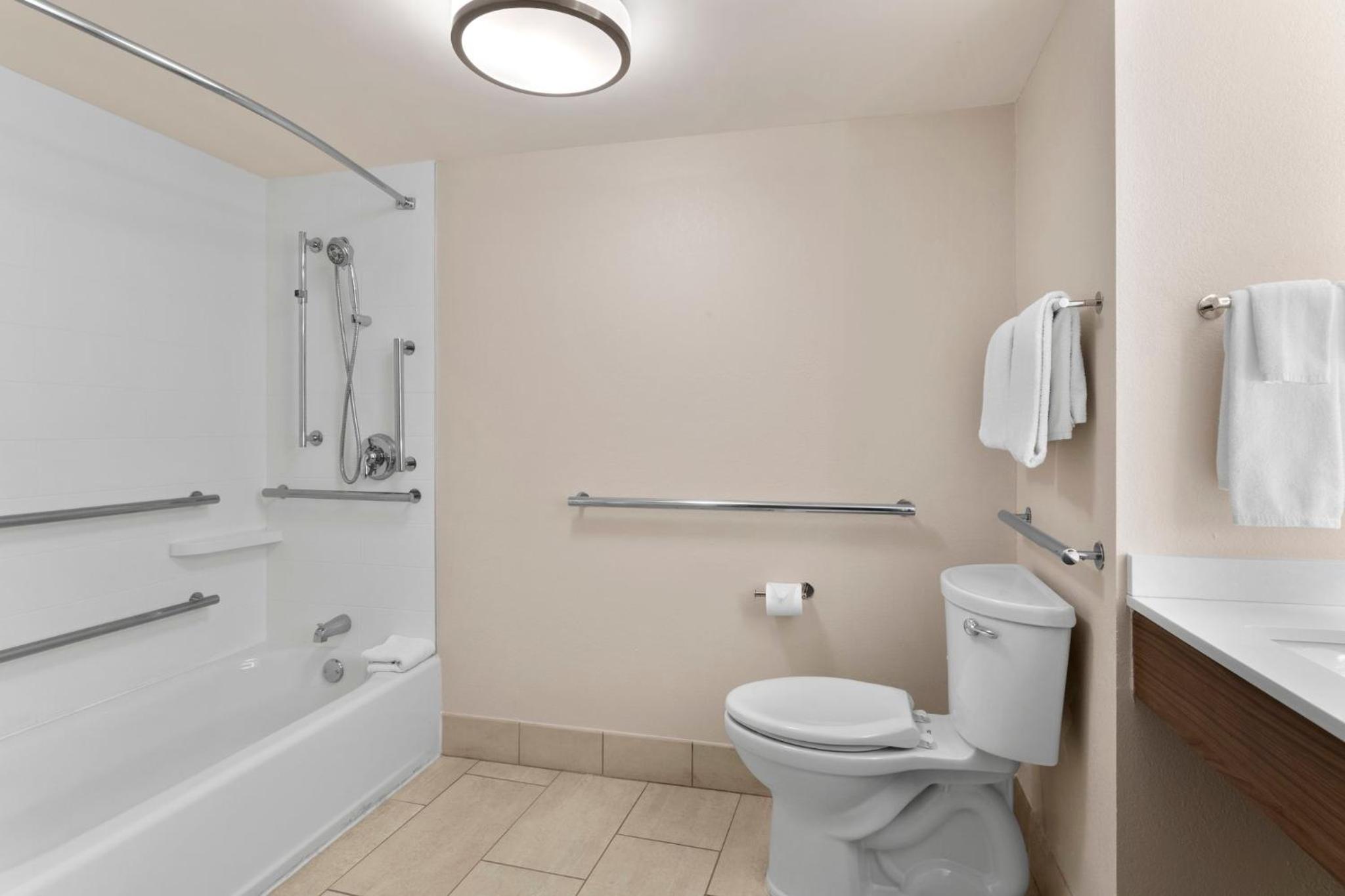Queen Room with Two Queen Beds - Mobility Access Tub/Non-Smoking