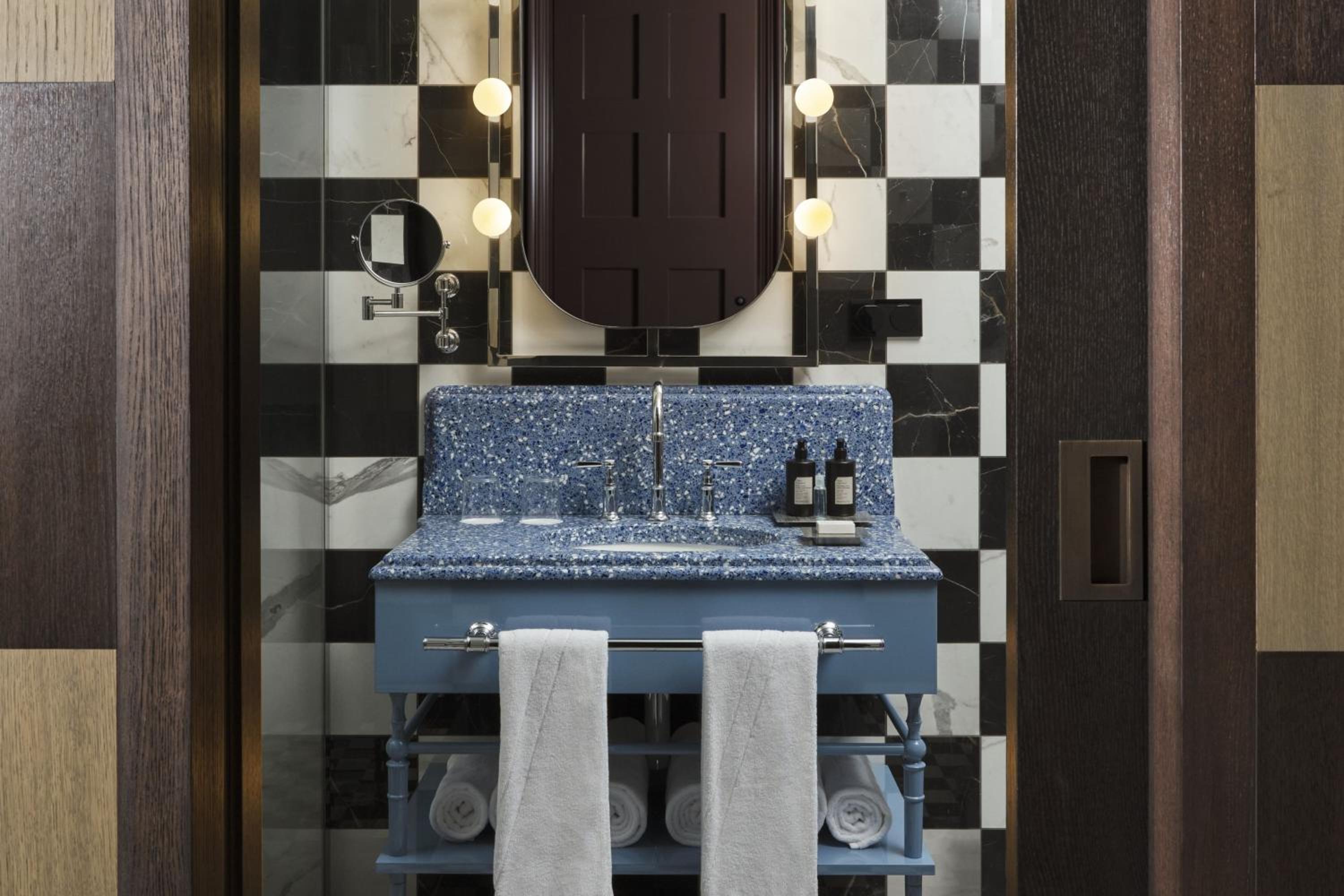 Deluxe King Room with Street View