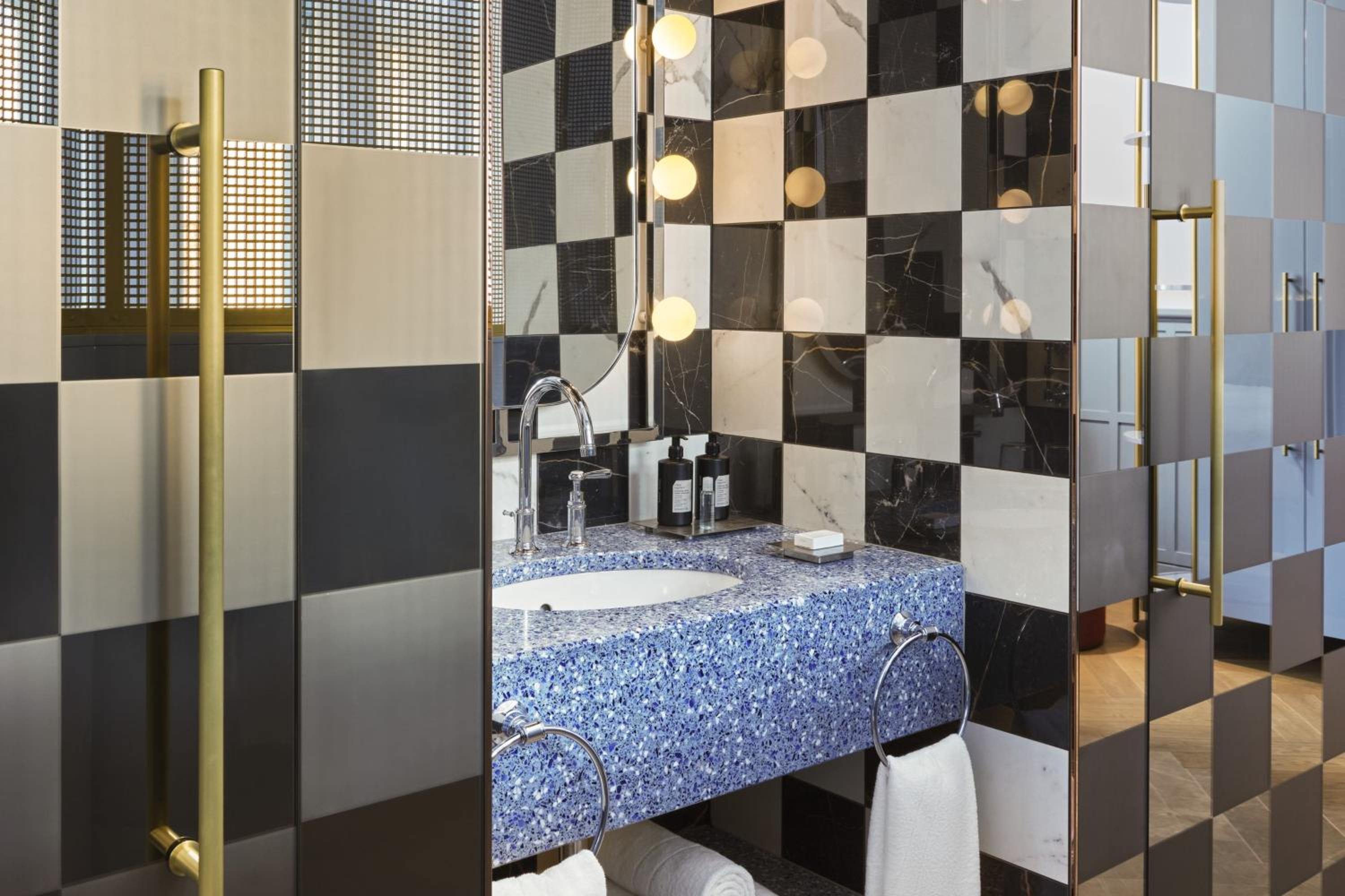 Studio King Suite with Street View thumbnail 6