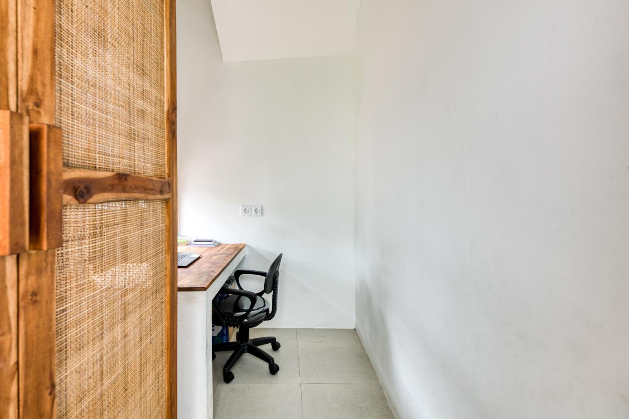 Room with Shared Pool - Photo 17