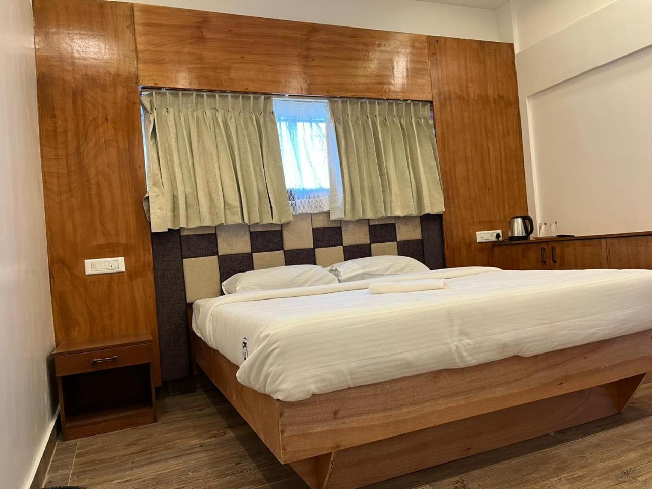 Deluxe Double Room (2 Adults + 1 Child)