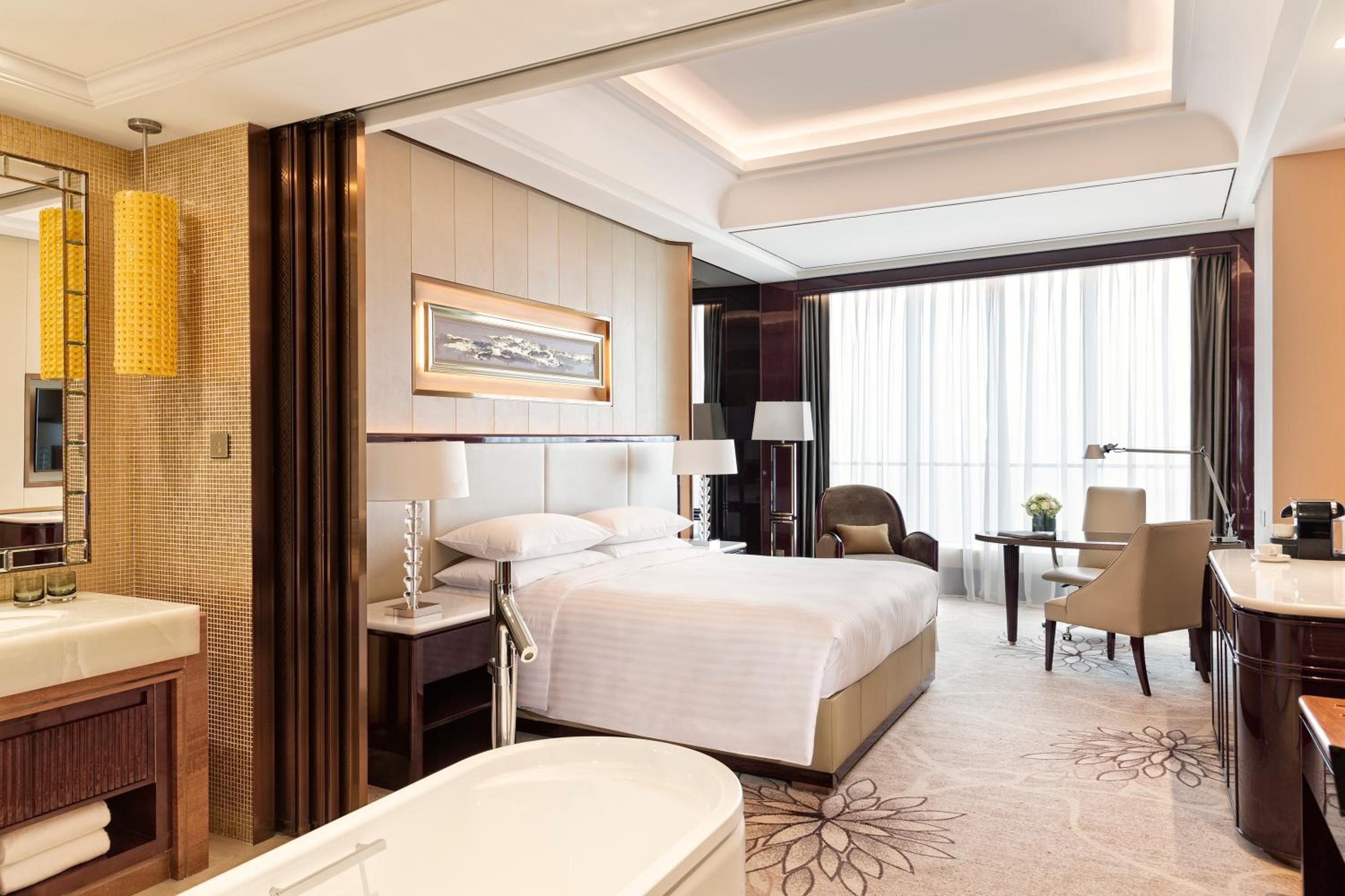 Deluxe King Room with Lake View