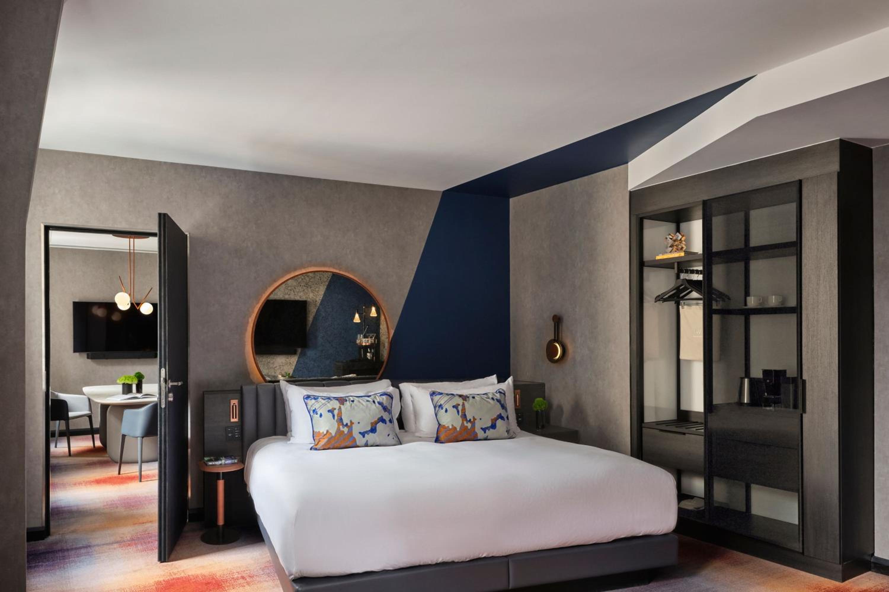 Deluxe King Suite
