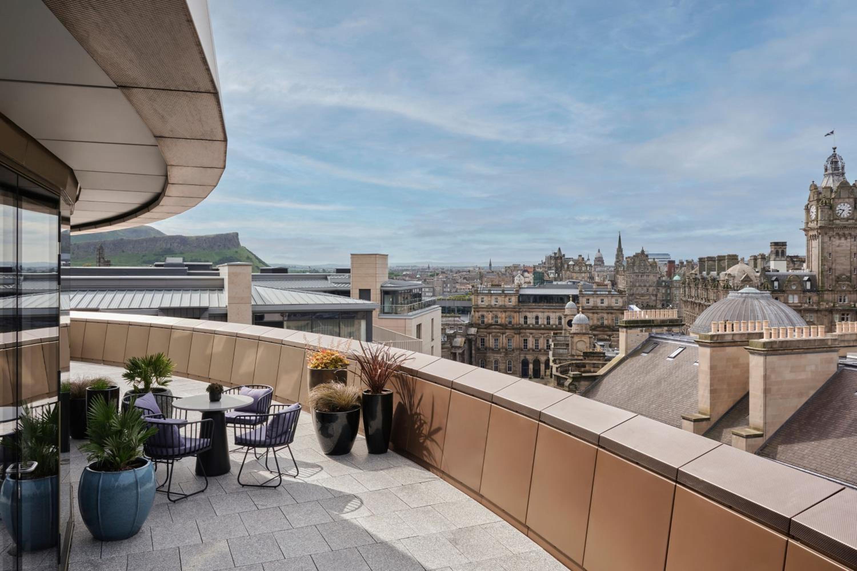 Penthouse with City View - Photo 8
