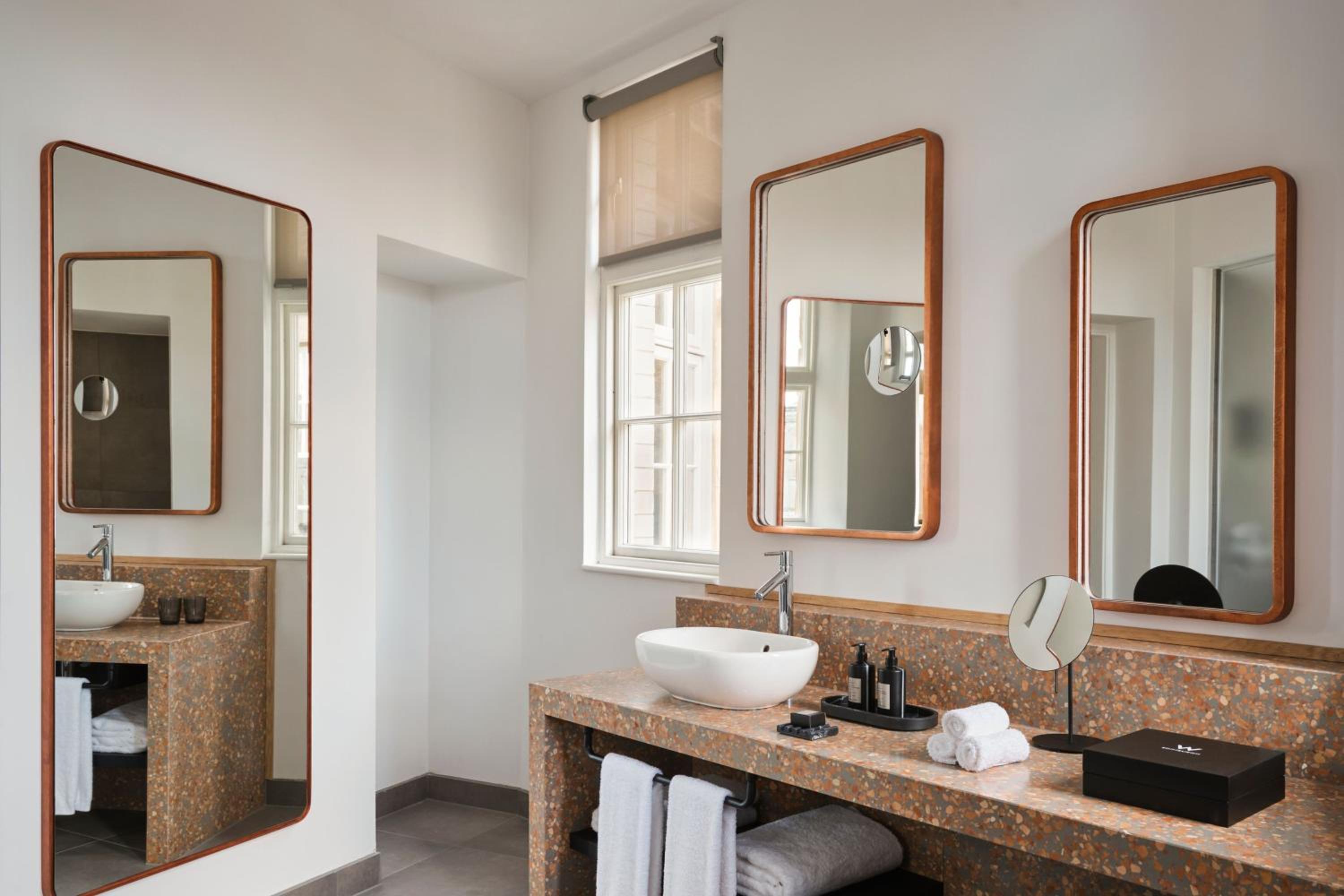 Deluxe King Suite - Photo 7