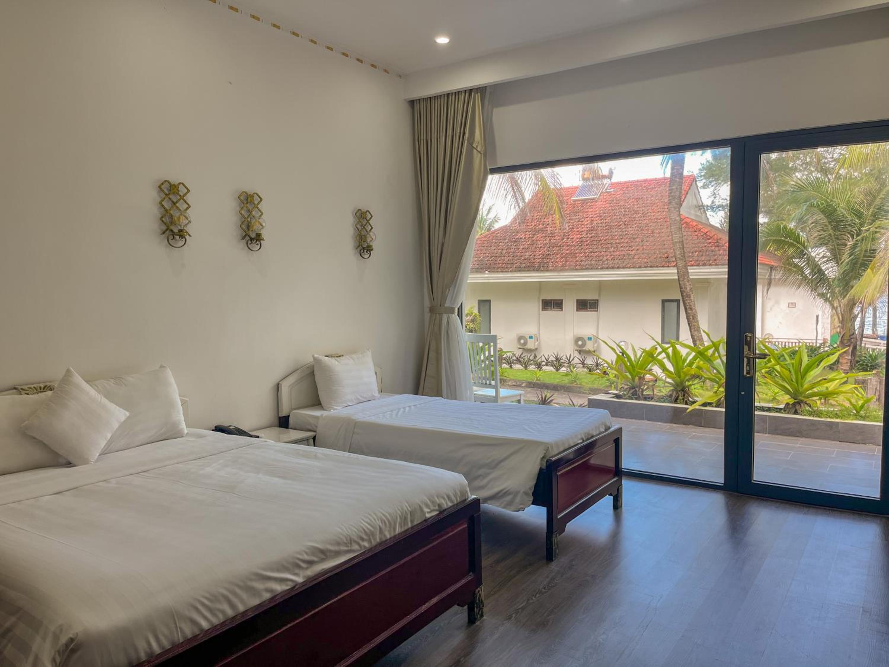 Bungalow with Garden View - Photo 4