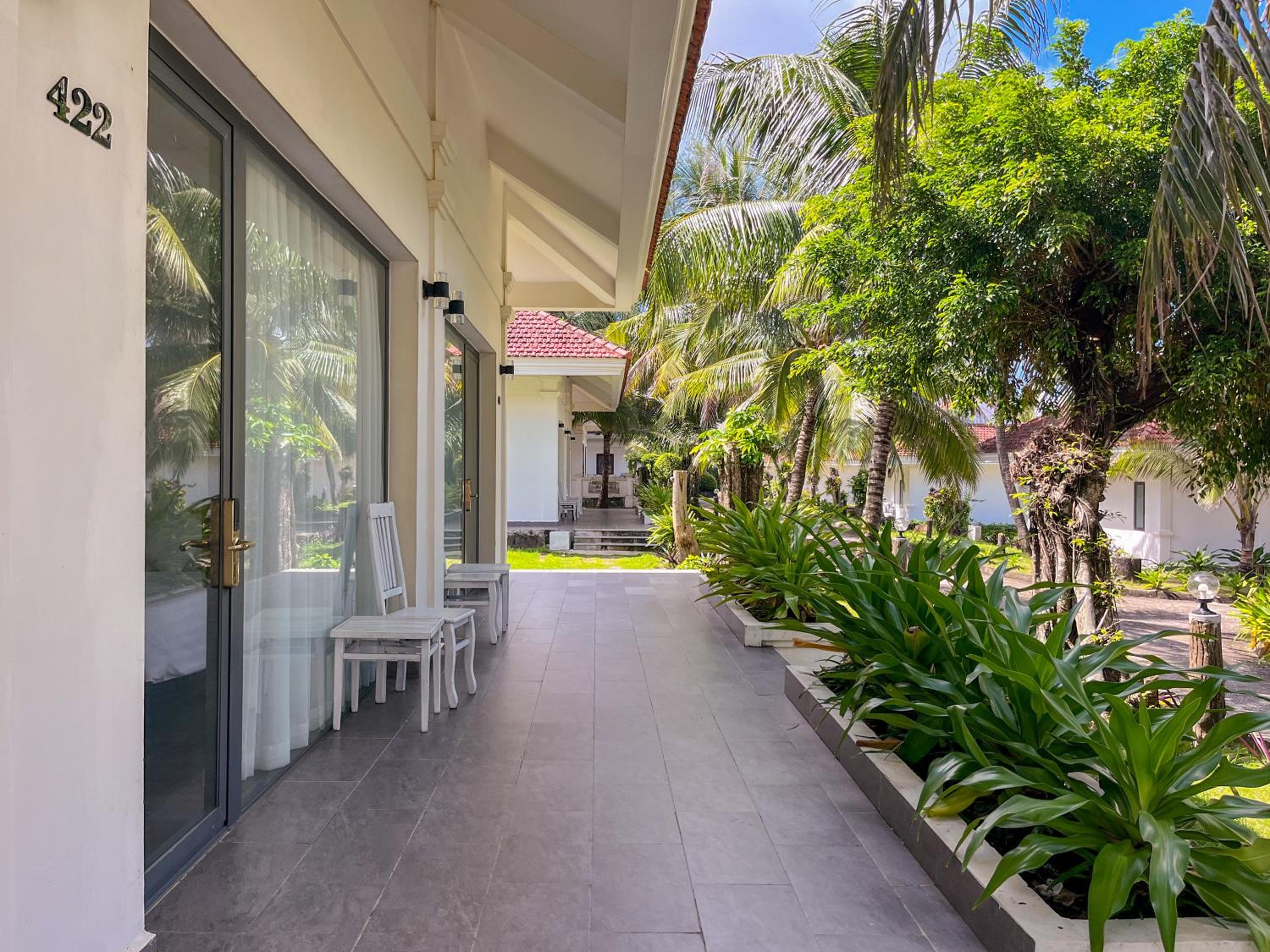 Bungalow with Garden View - Photo 13