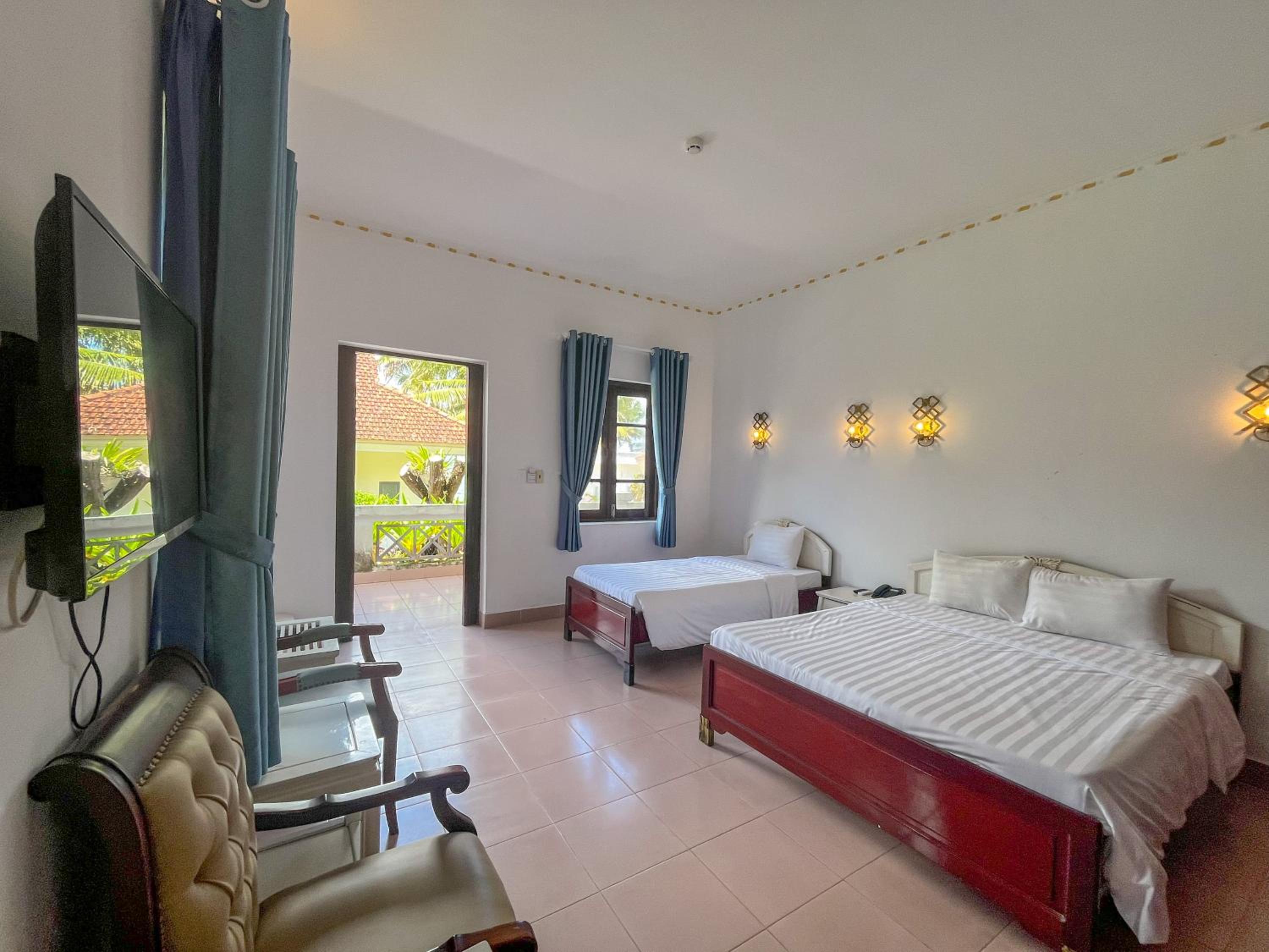 Bungalow with Garden View - Photo 11