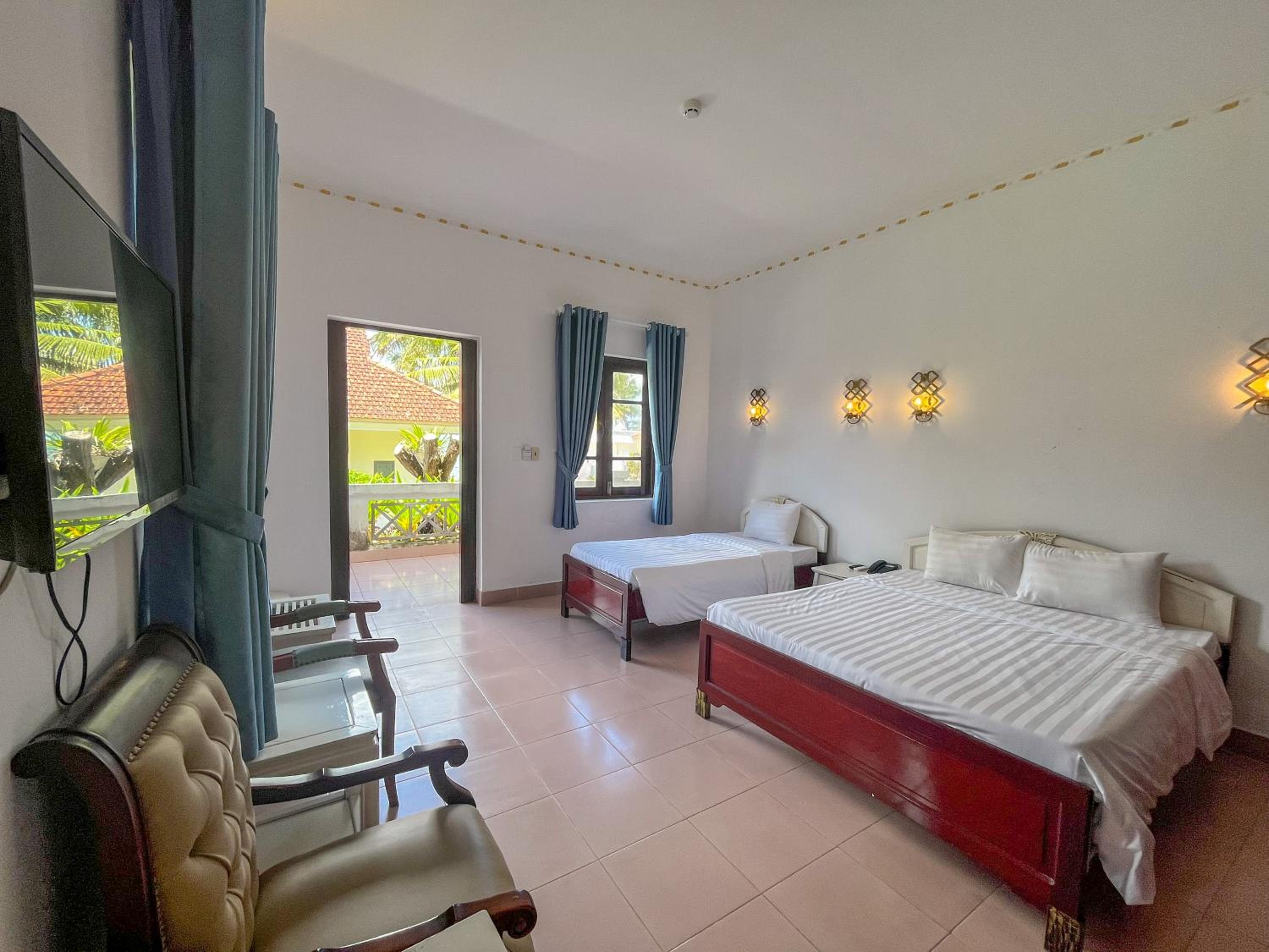 Bungalow with Garden View - Photo 3