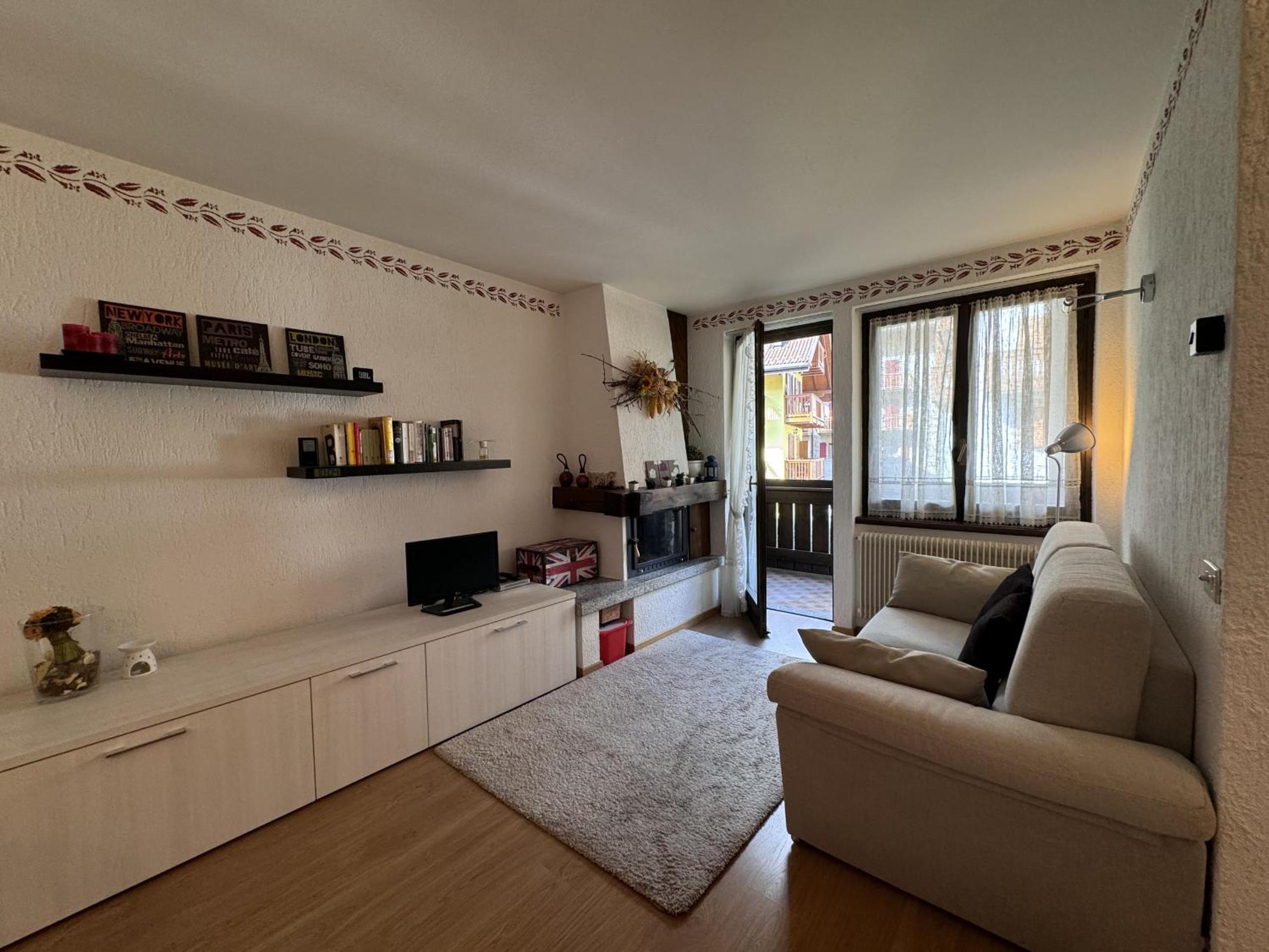 One-Bedroom Apartment photo 1
