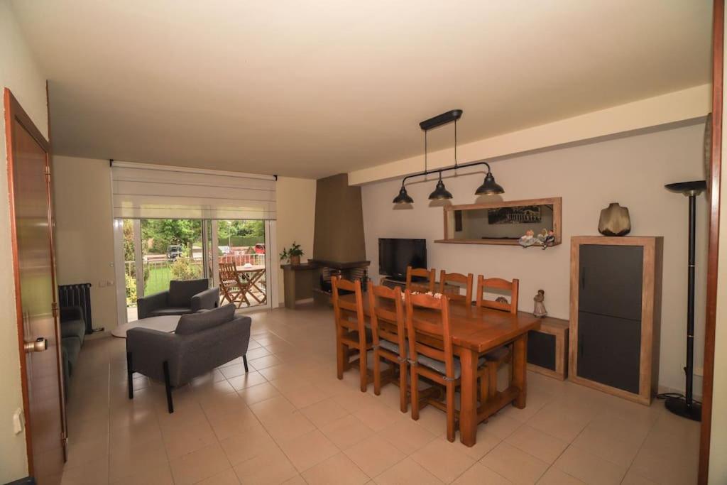 Apartamento de tres habitaciones con balcón