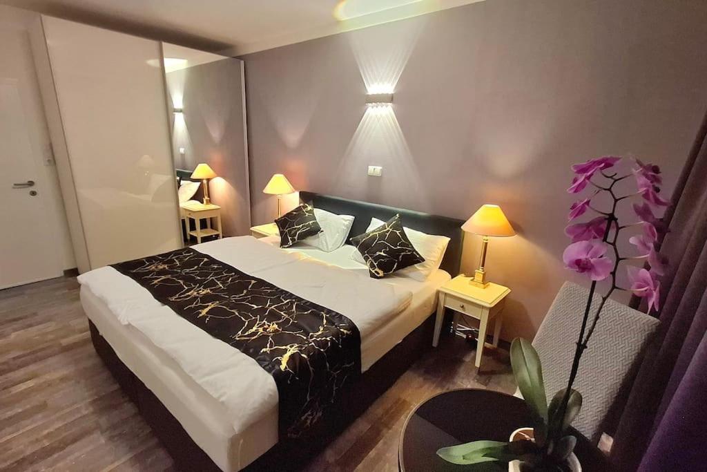 Three-Bedroom Apartment with Balcony photo 2