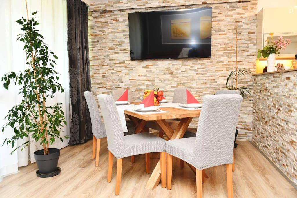 Three-Bedroom Apartment with Balcony photo 3