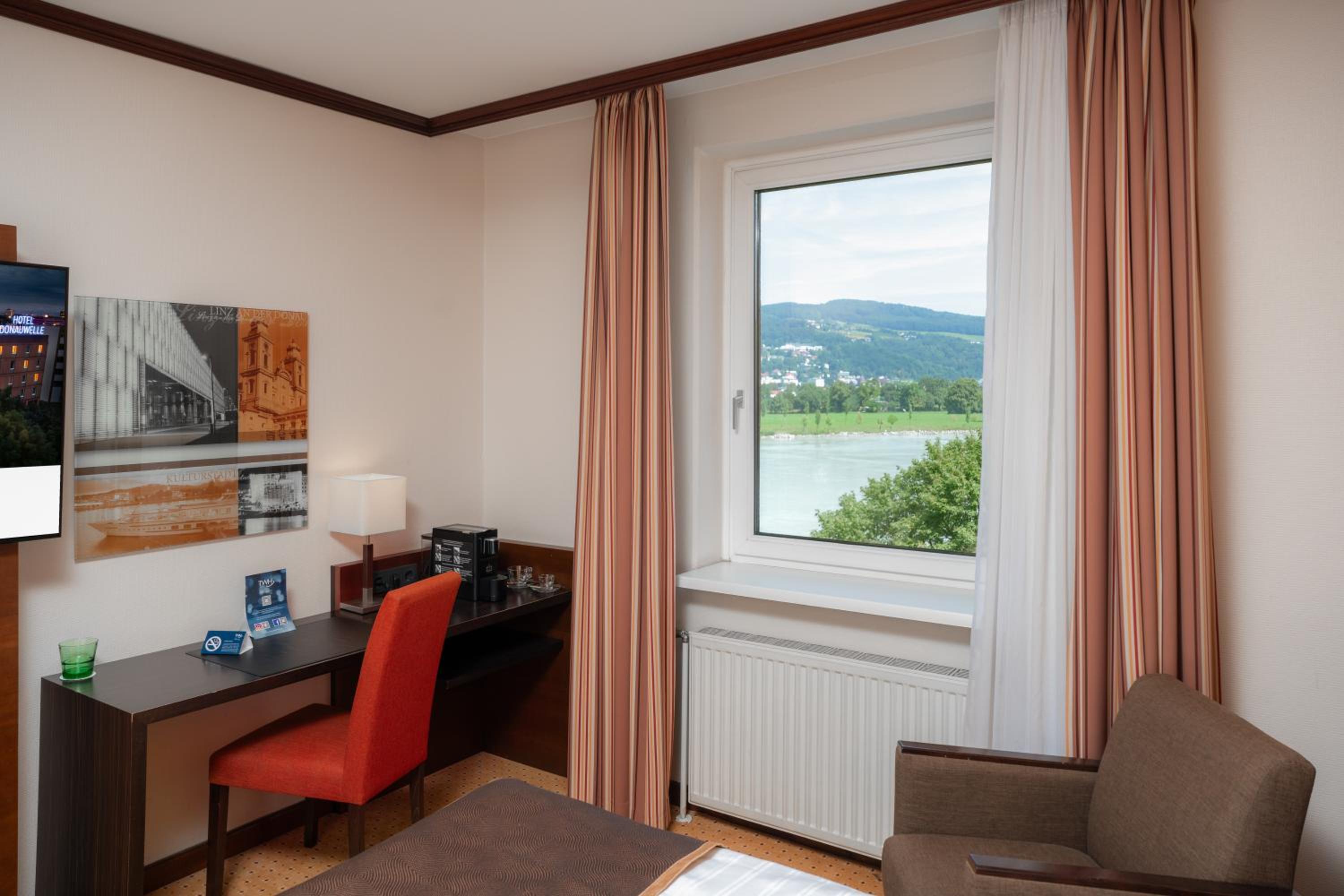 Superior double room with twin beds and connecting door