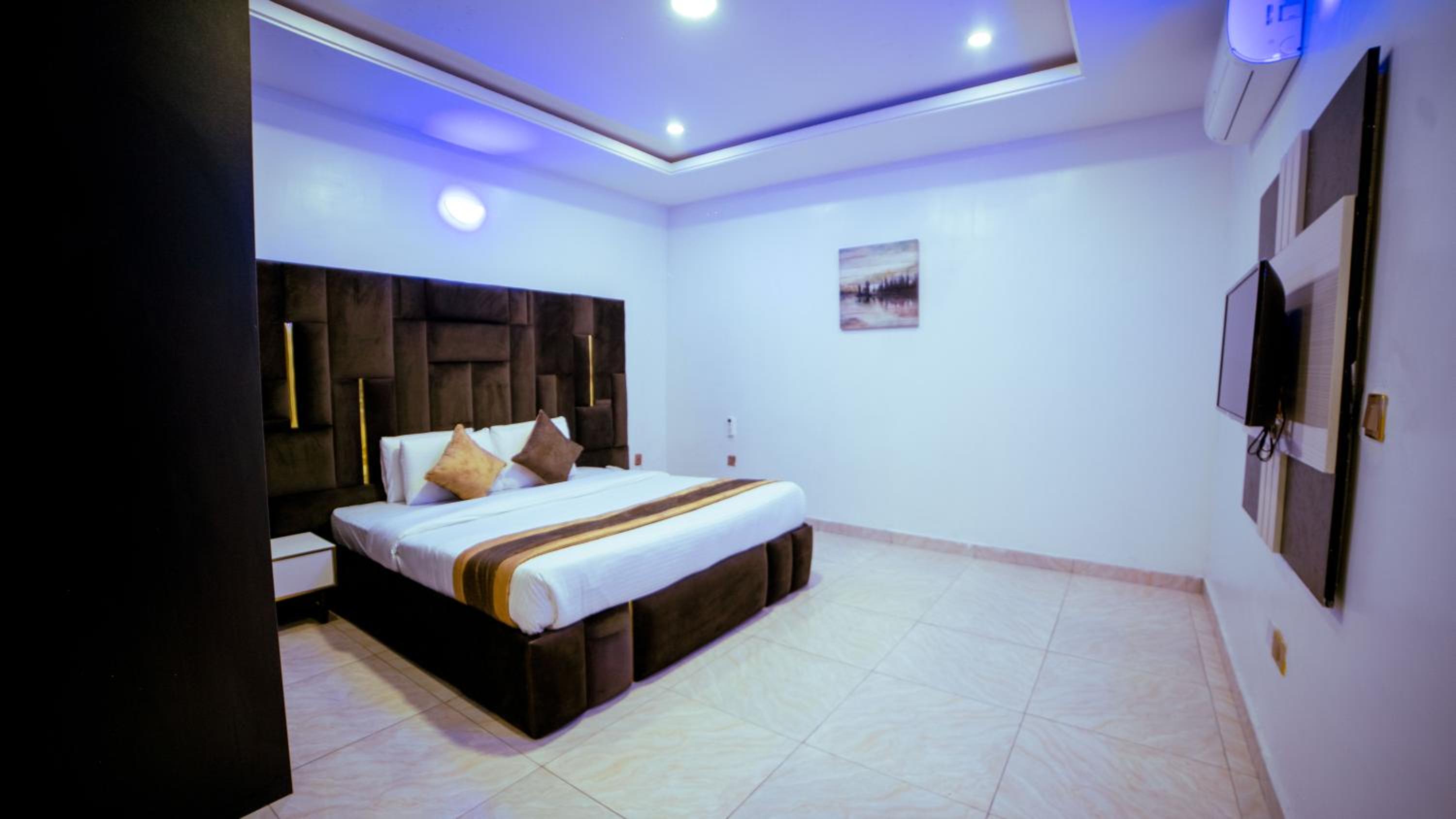 Executive Suite - Photo 11