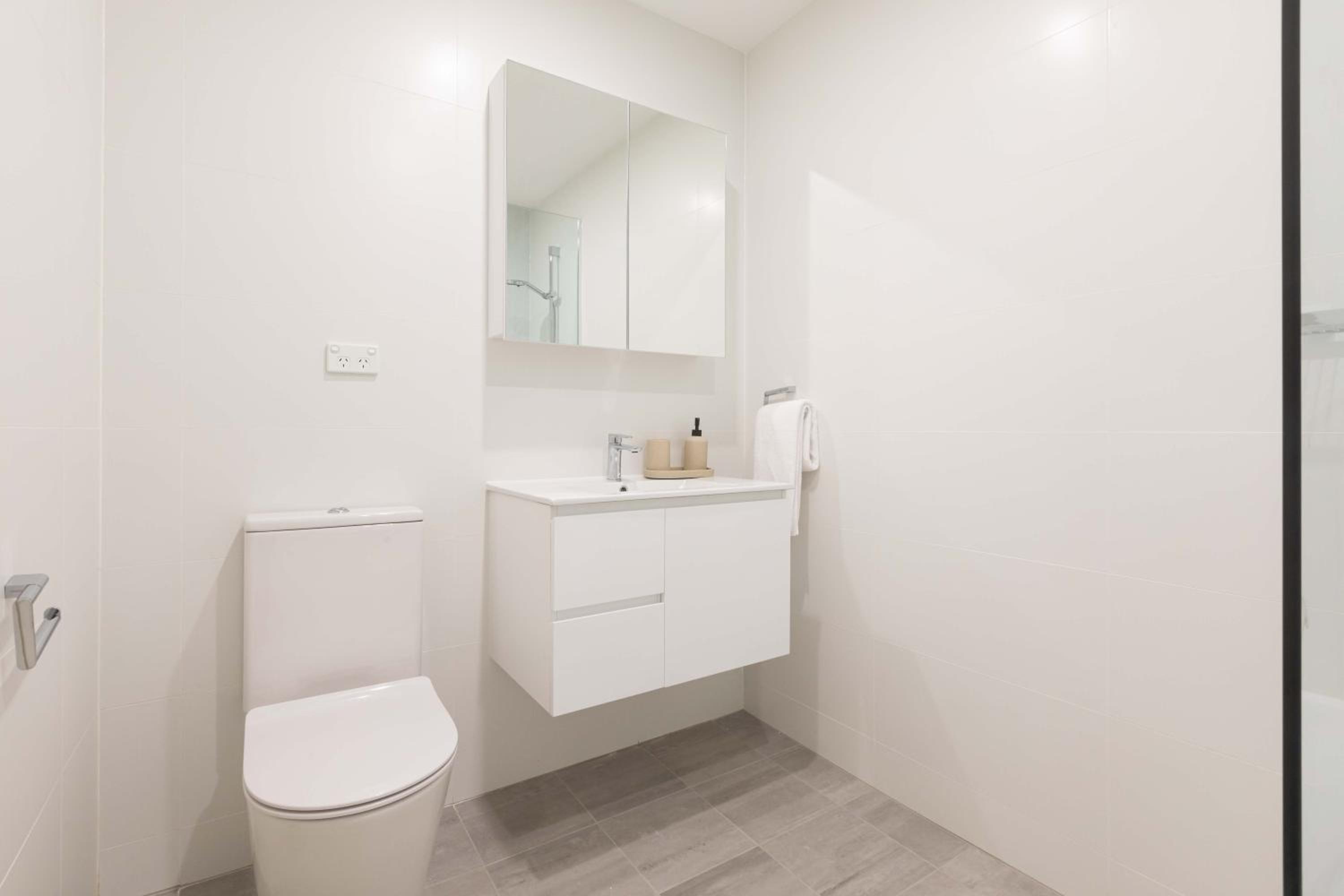 Premium Two-Bedroom Apartment - Photo 18