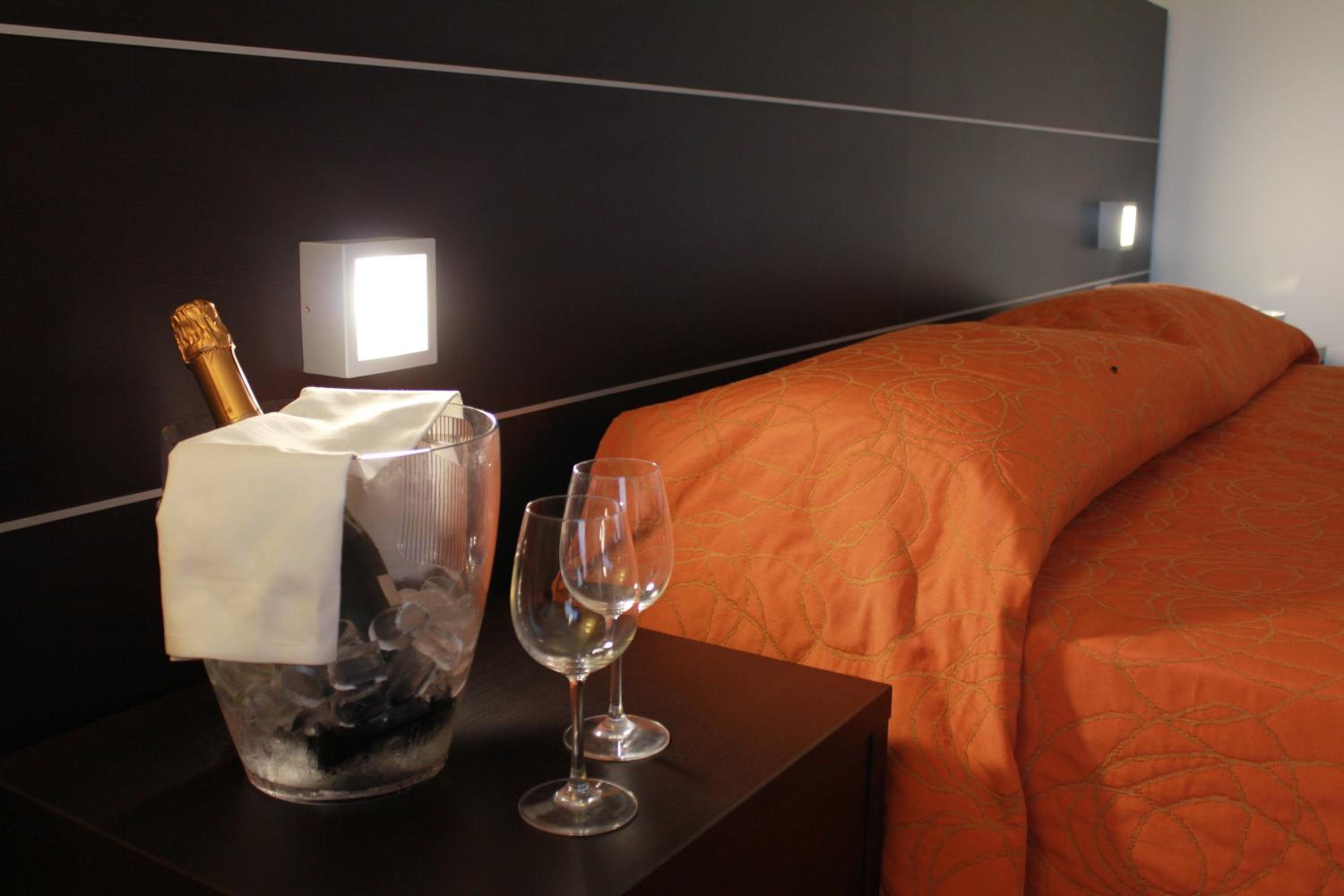 Standard Double or Twin Room - Photo 7