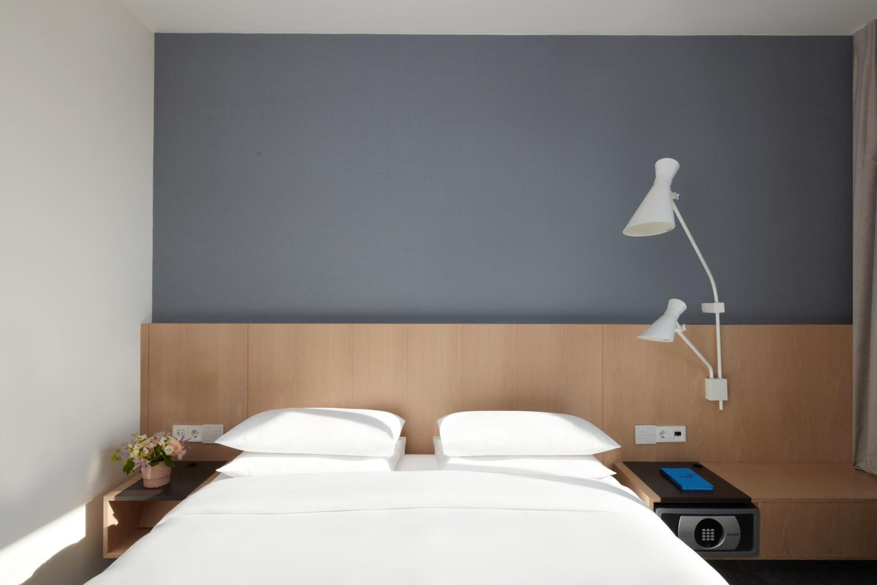 Executive Suite - Photo 2