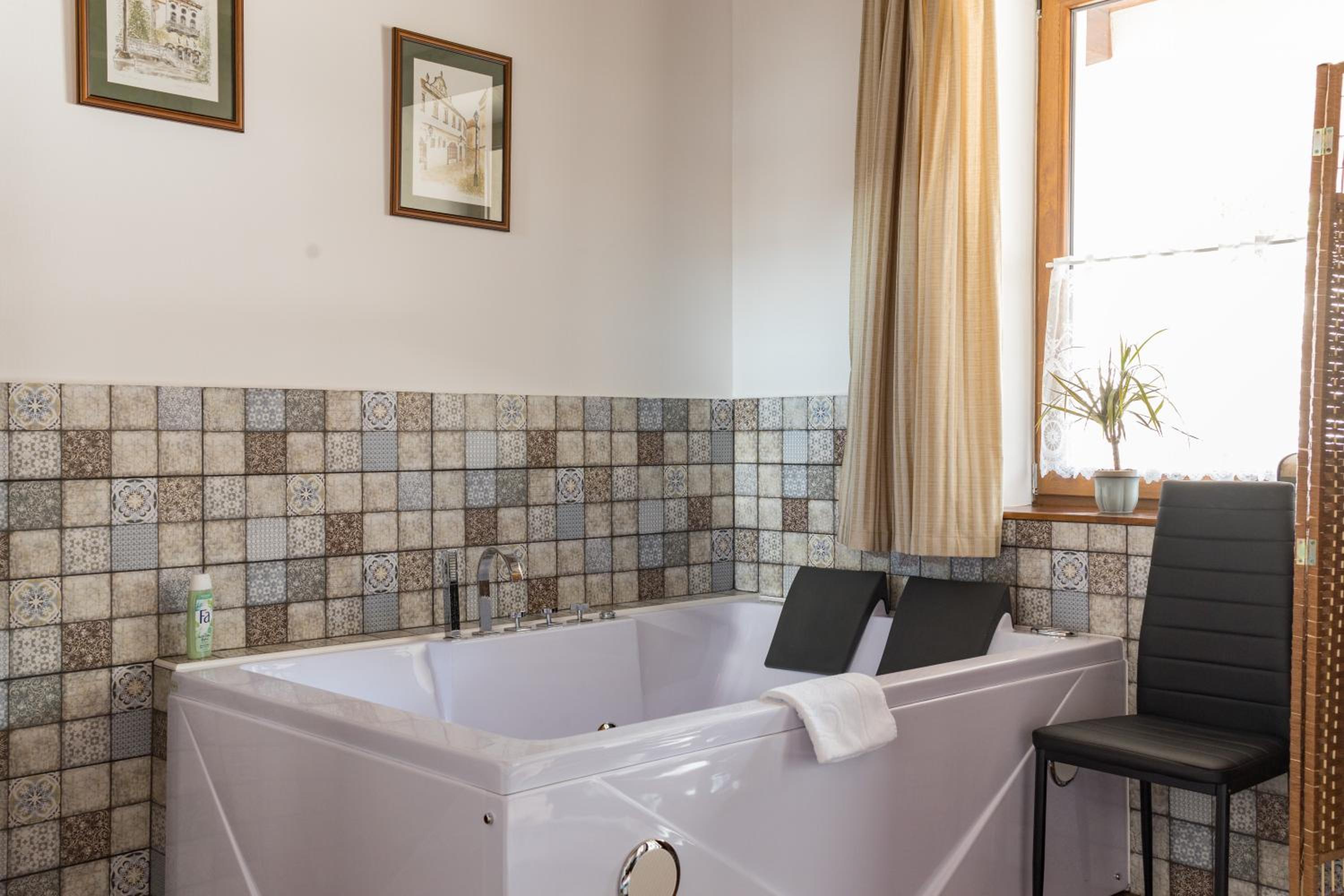 Studio with Spa Bath - Photo 5