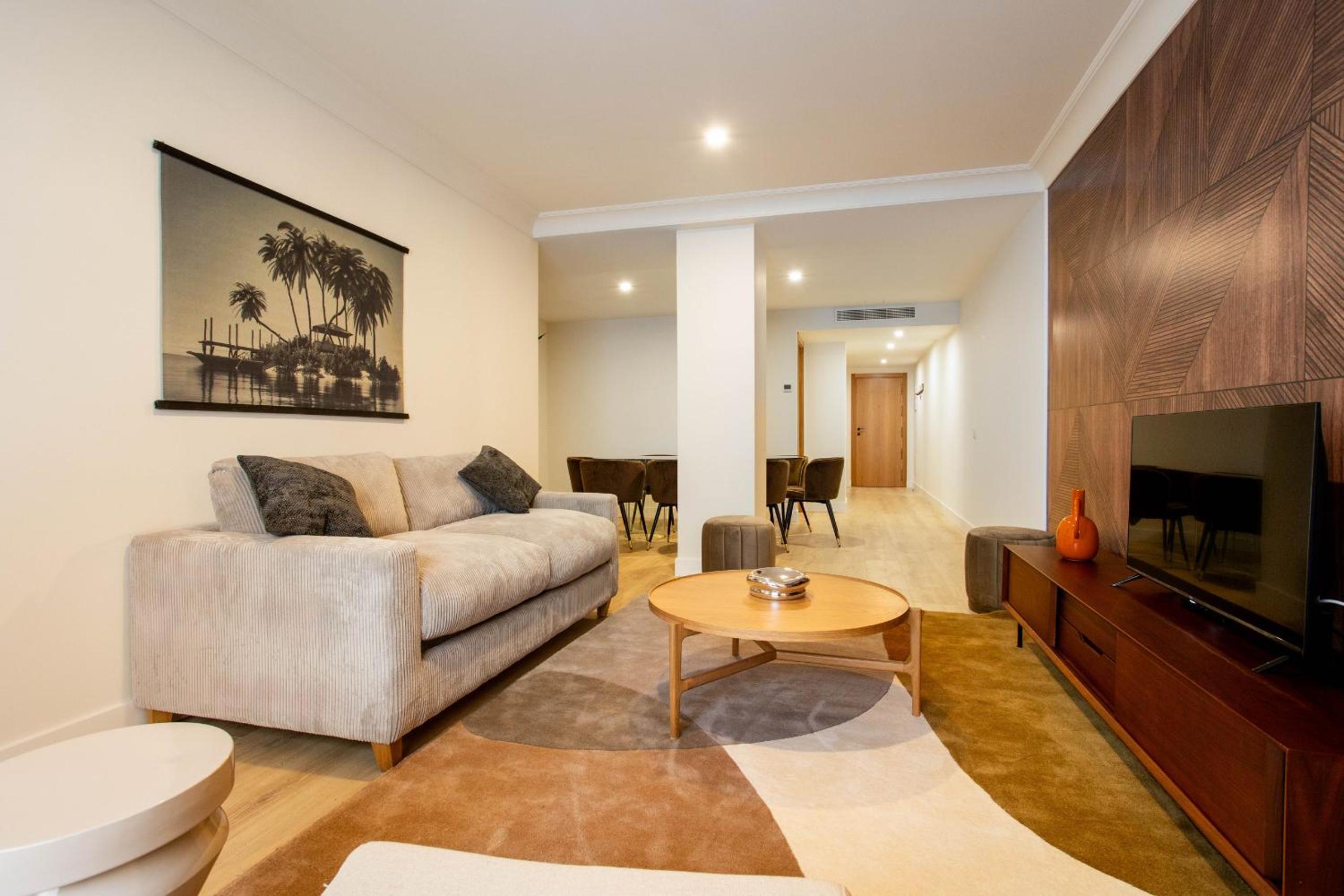 Three-Bedroom Apartment with Balcony photo 2