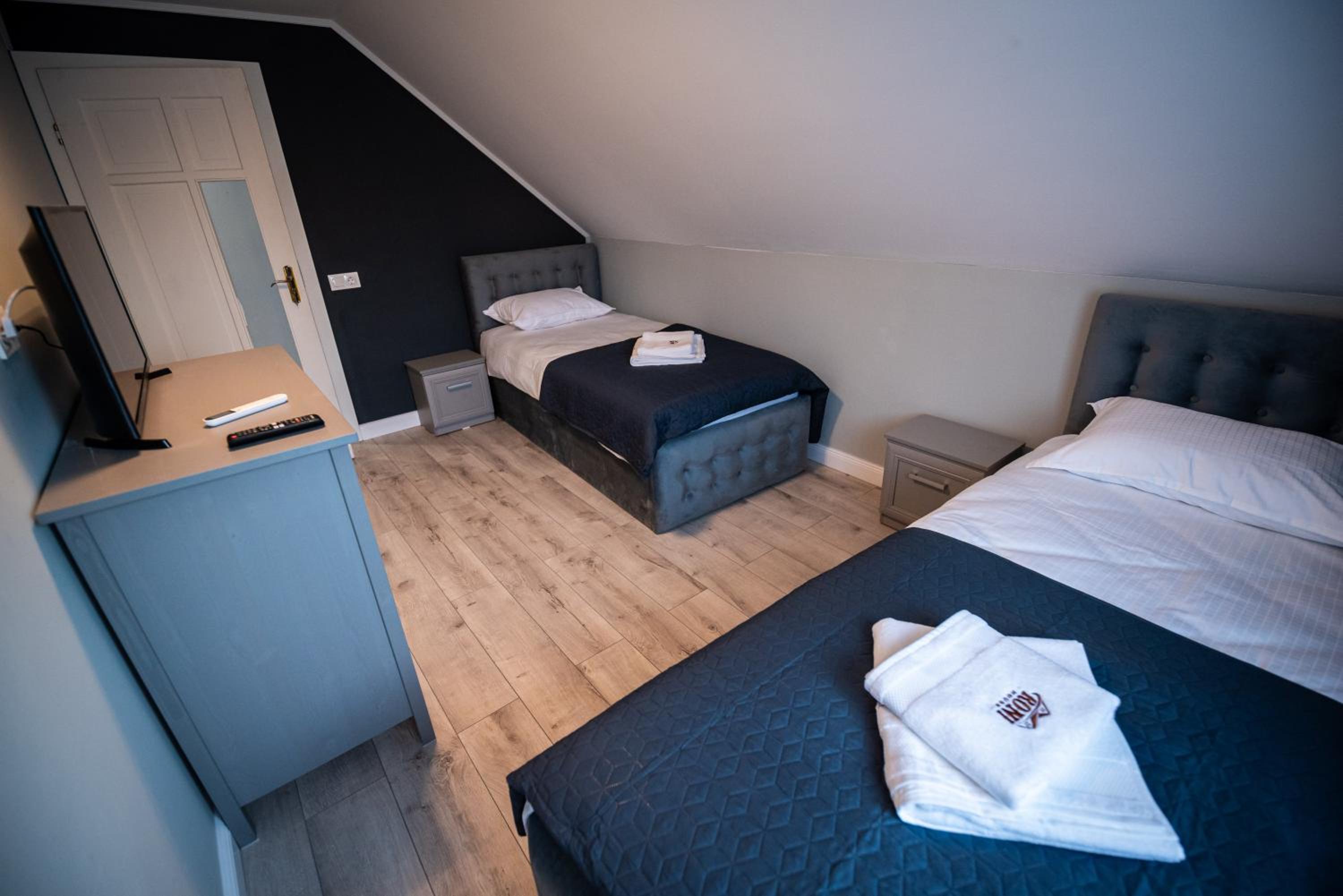 Double or Twin Room with Private Bathroom photo 2