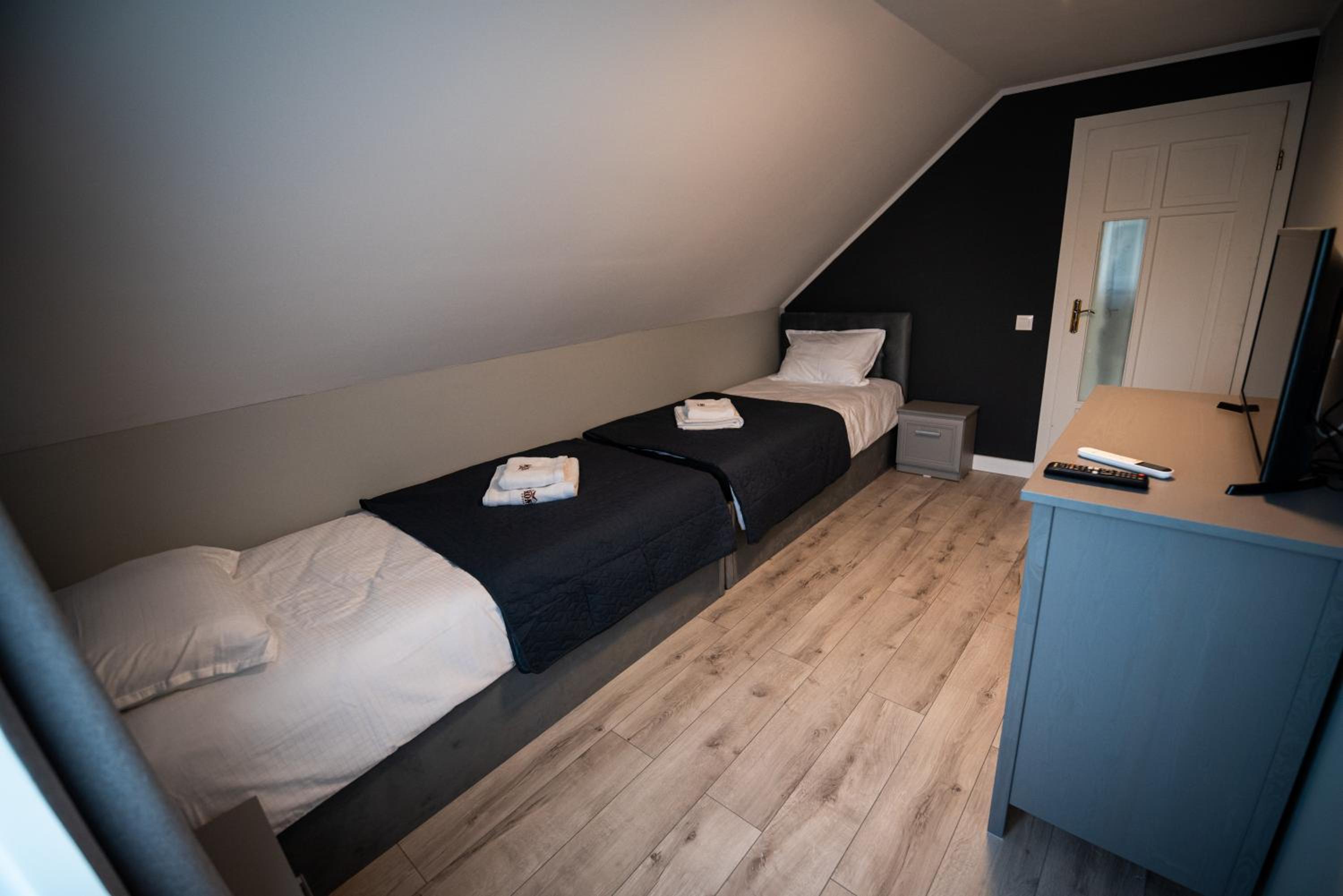 Double or Twin Room with Private Bathroom photo 3