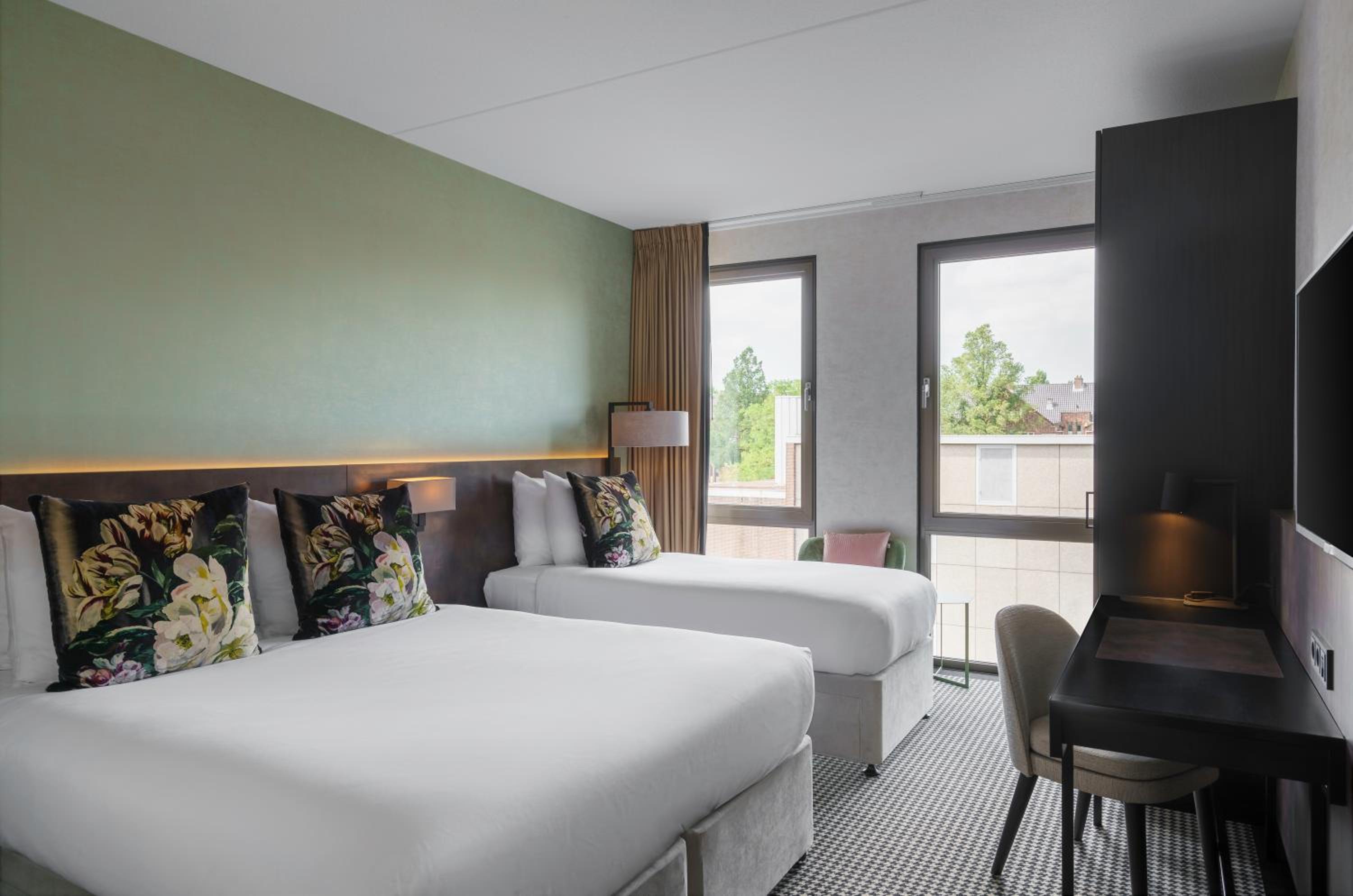Family Three People Room with Canal View thumbnail 5