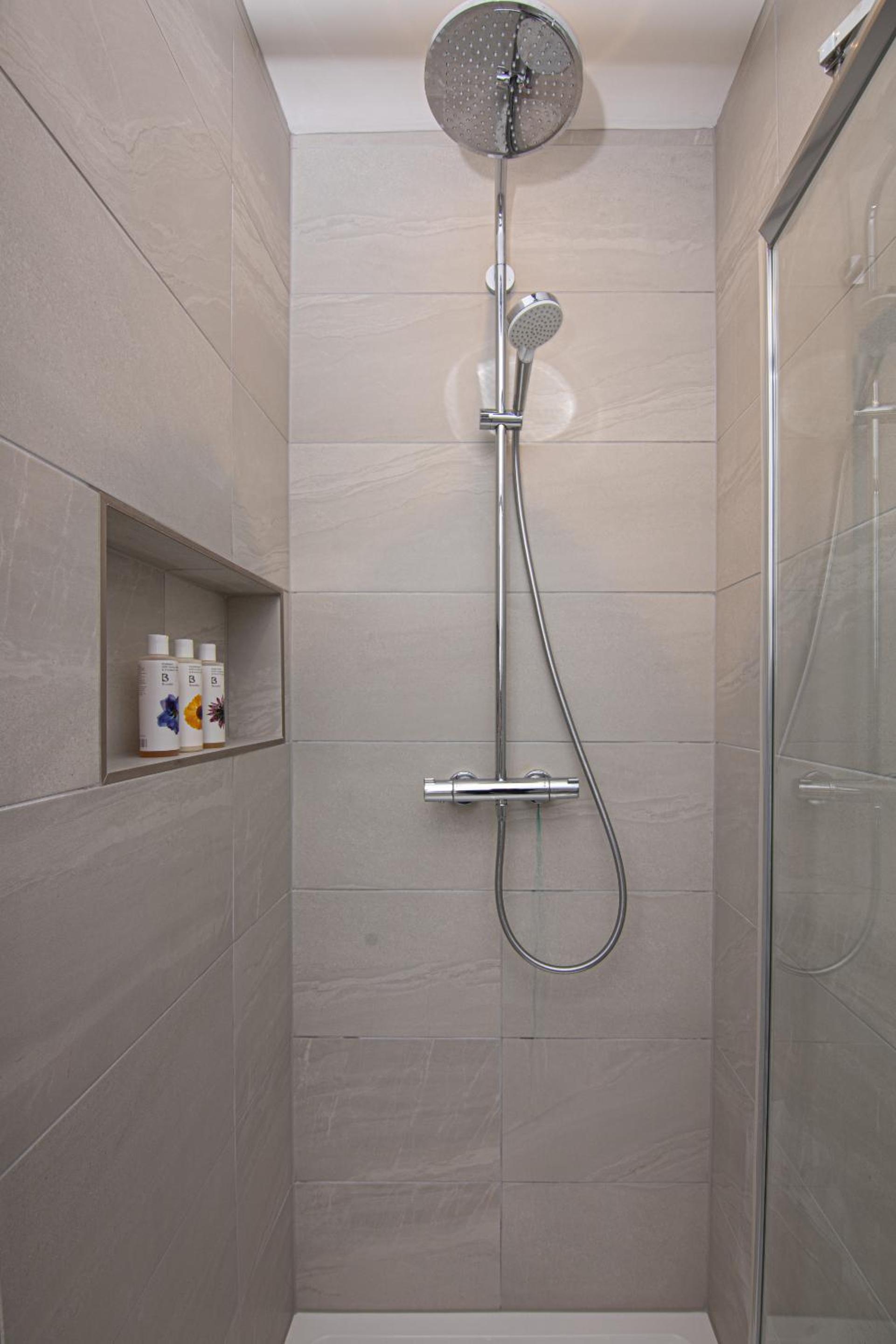 Double Room with Private Bathroom - Photo 12