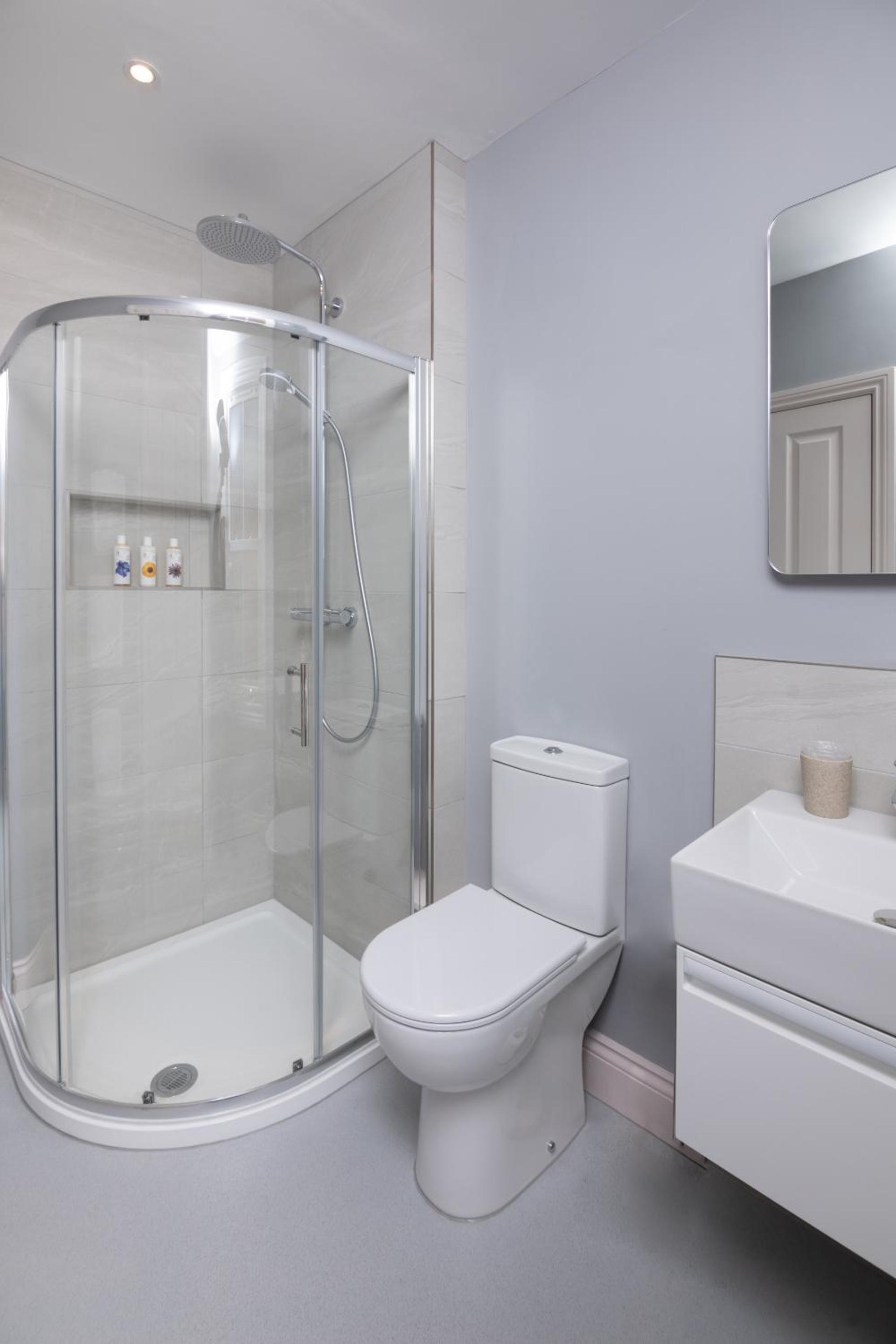 Double Room with Private Bathroom - Photo 10