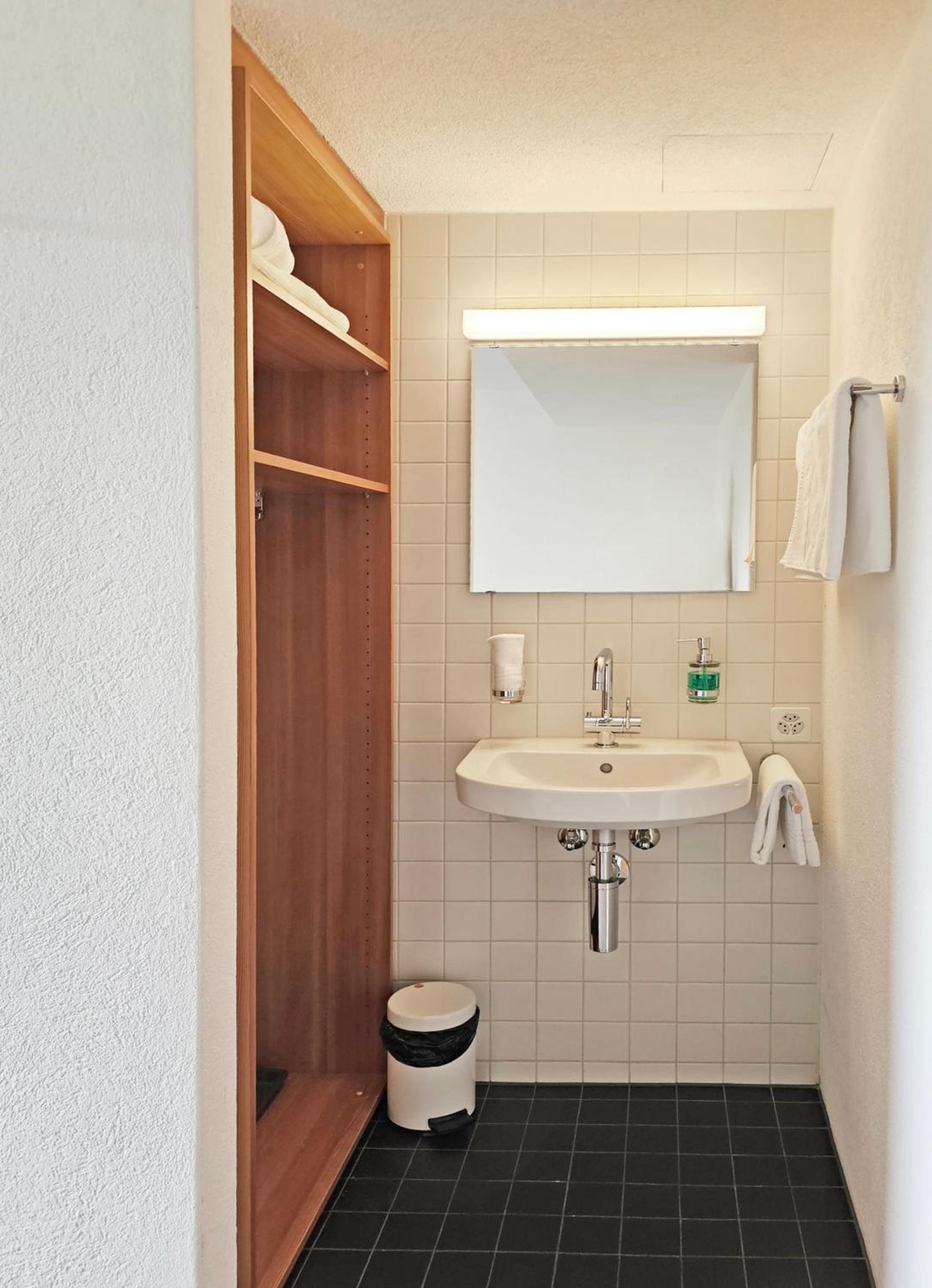 Single Room With Shared Shower And Toilet photo 3