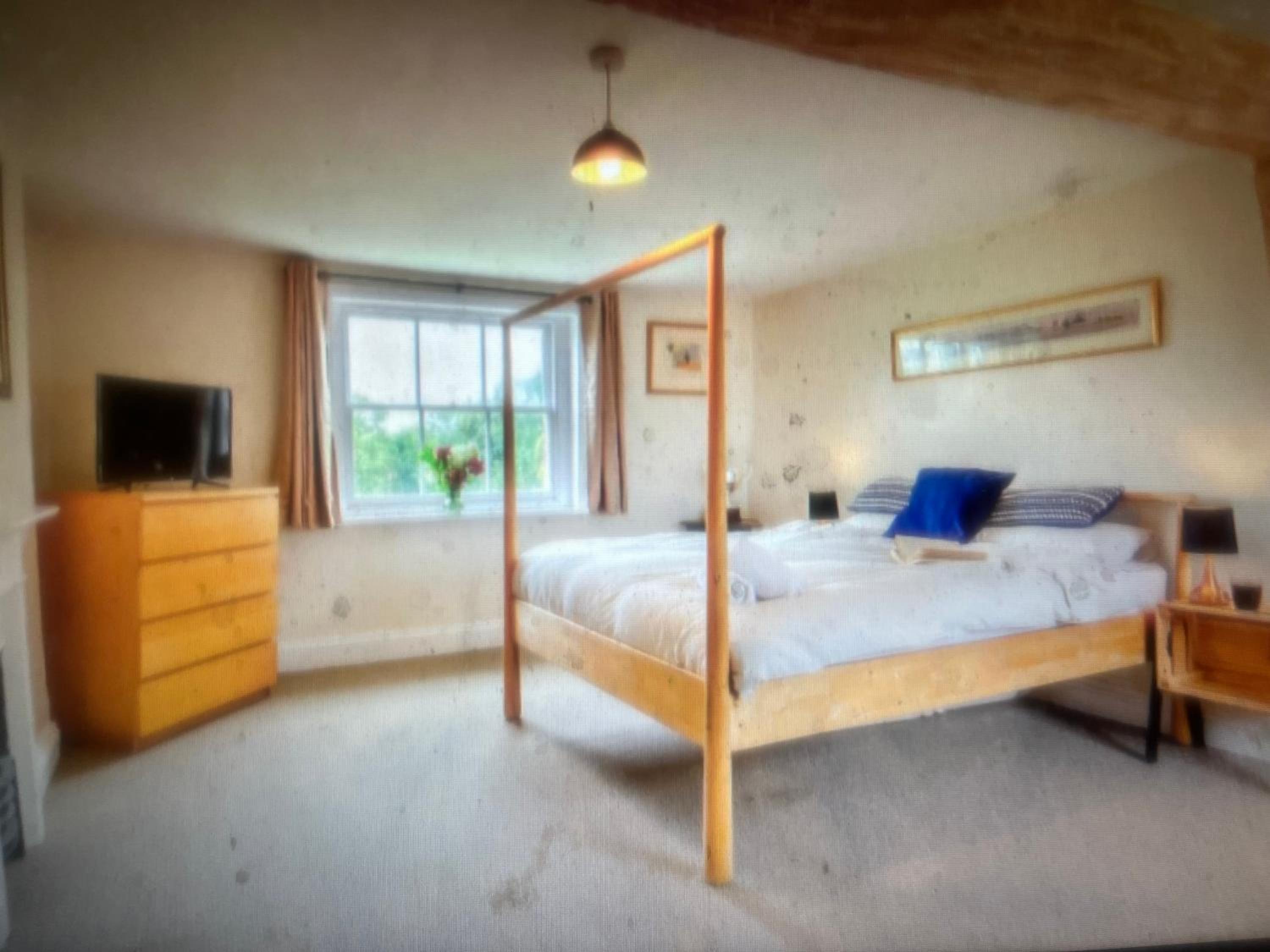 Five-Bedroom House photo 3