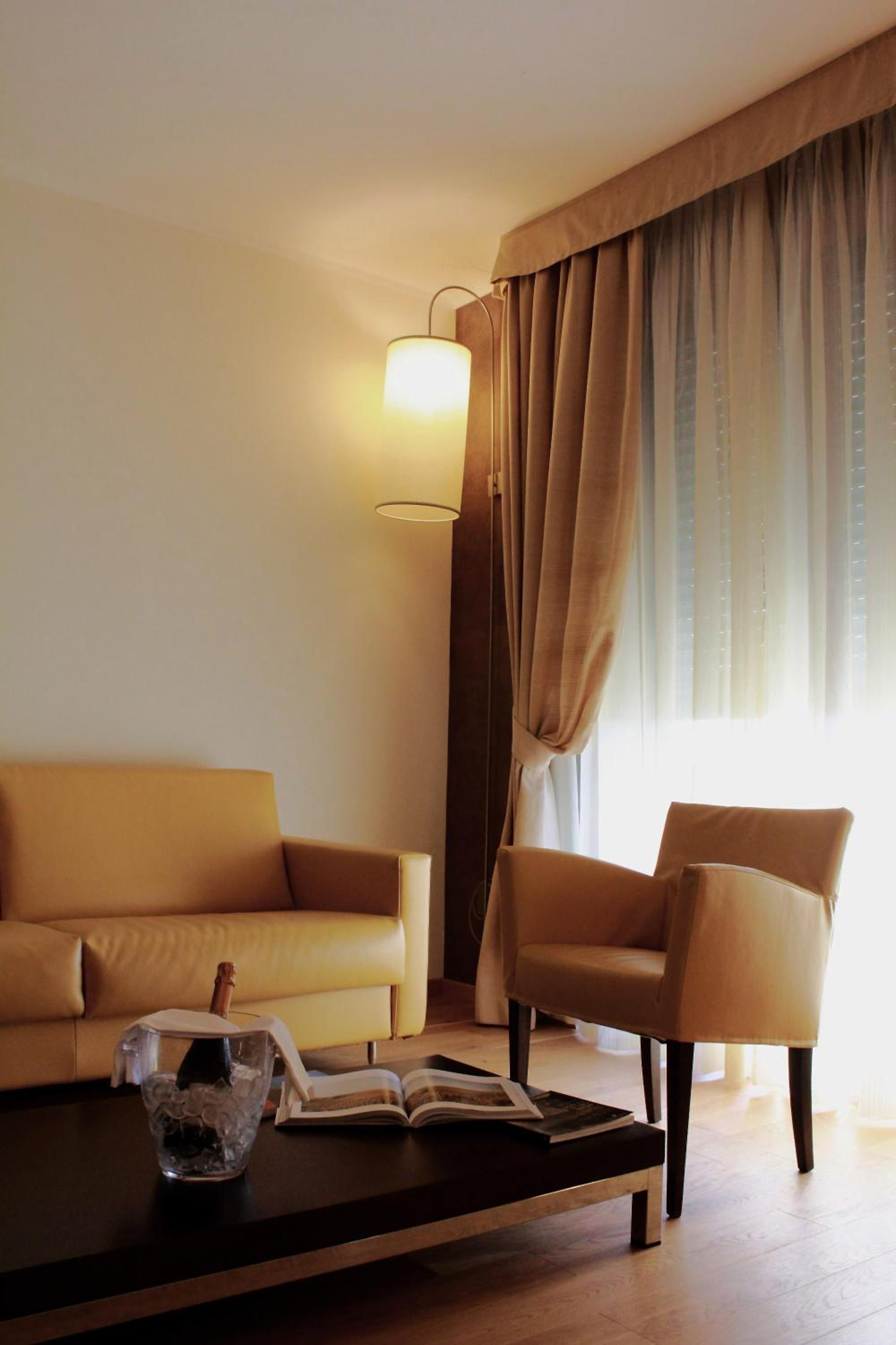 Junior Suite with Balcony - Photo 5