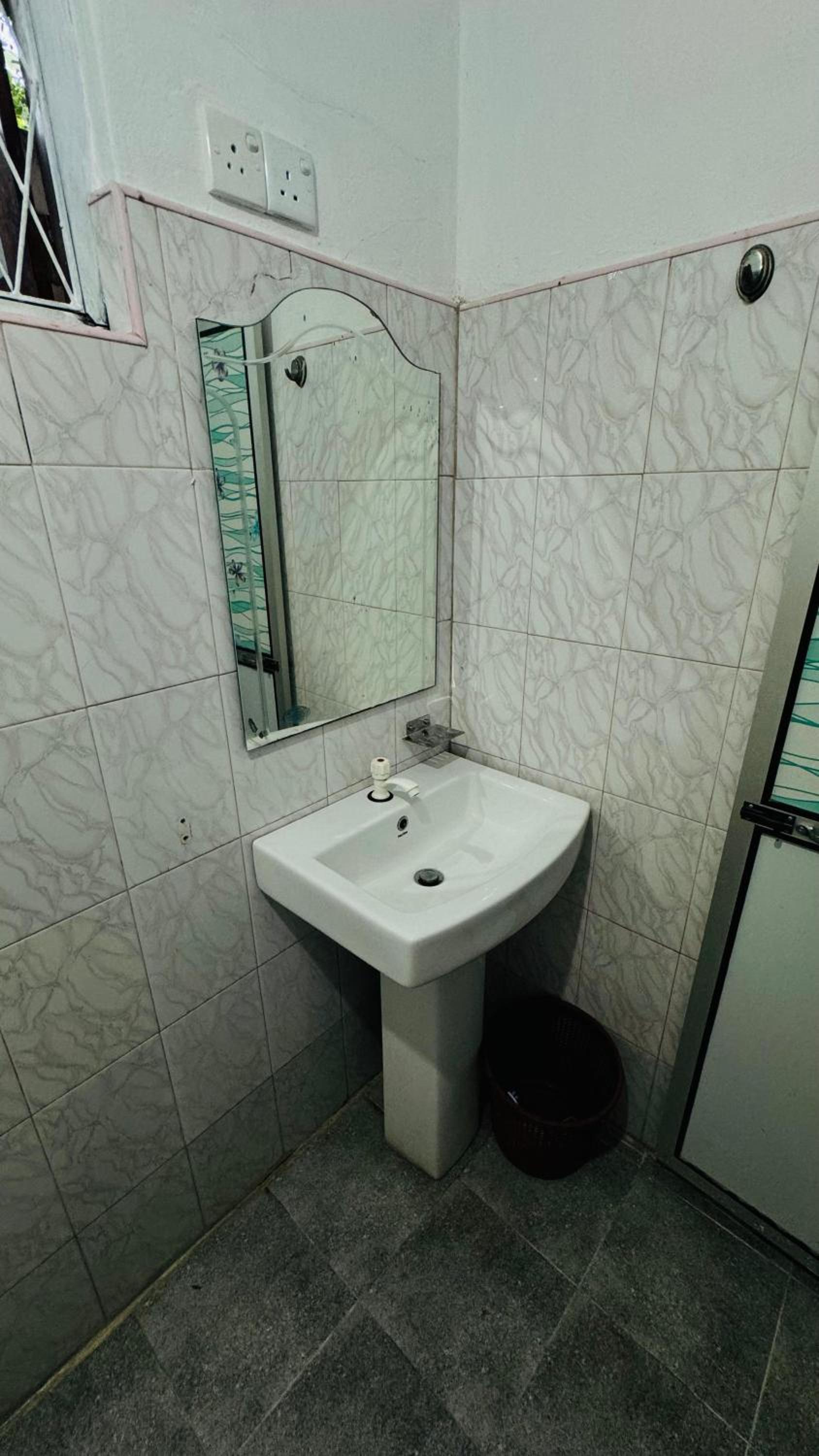 Double Room with Shared Bathroom photo 3