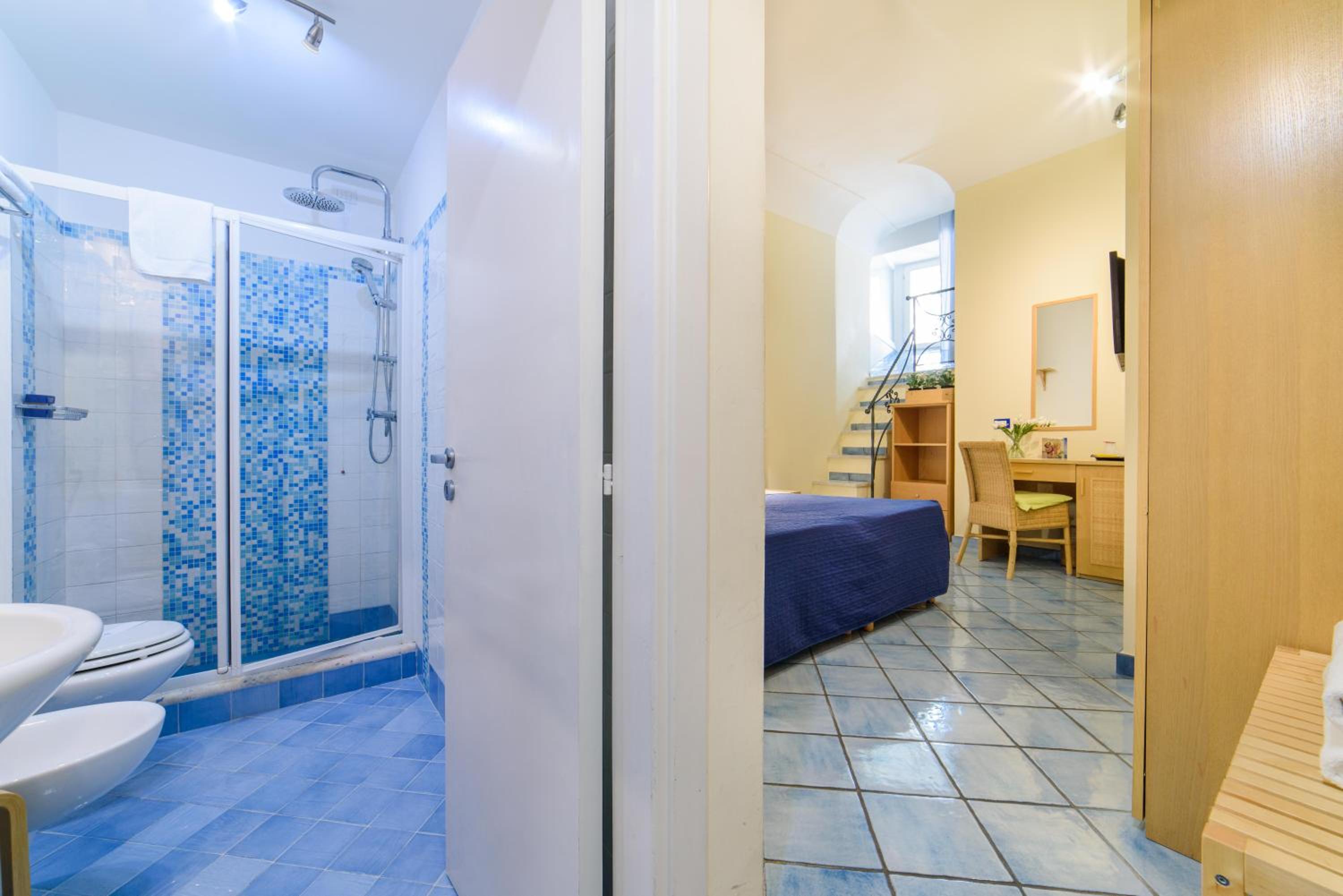 Double Room - Photo 7