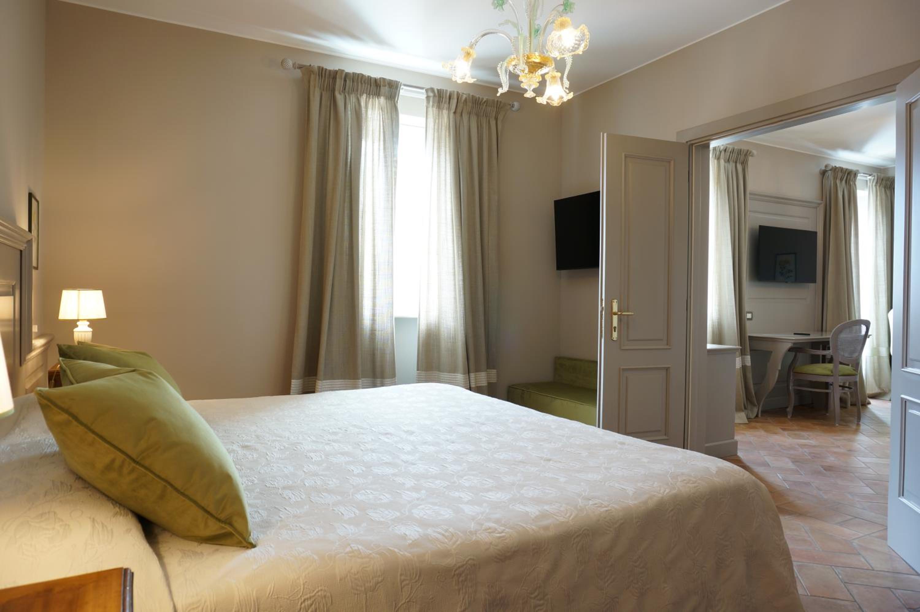 Suite - Photo 3