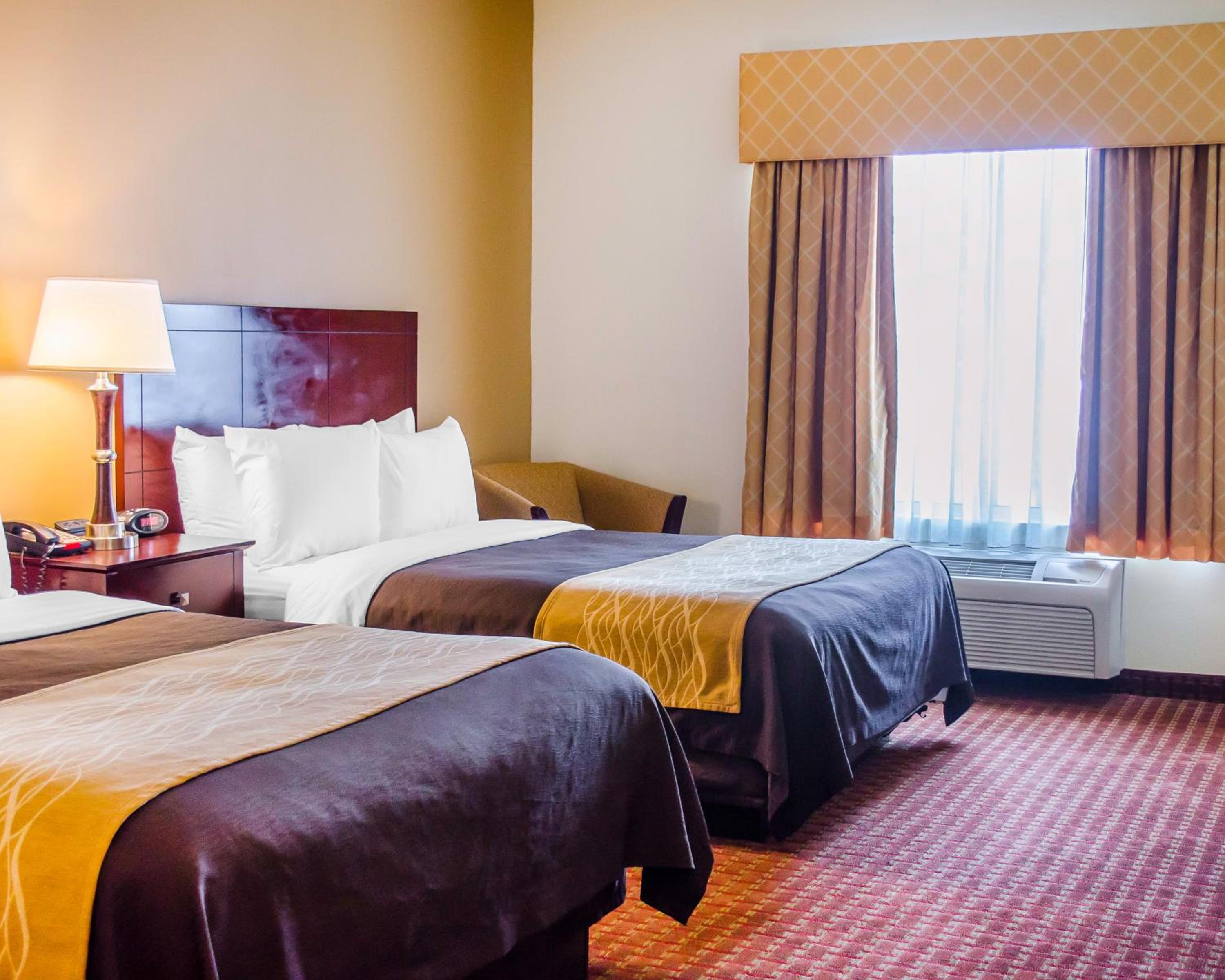 Queen Room with Two Queen Beds - Non-Smoking - Photo 3